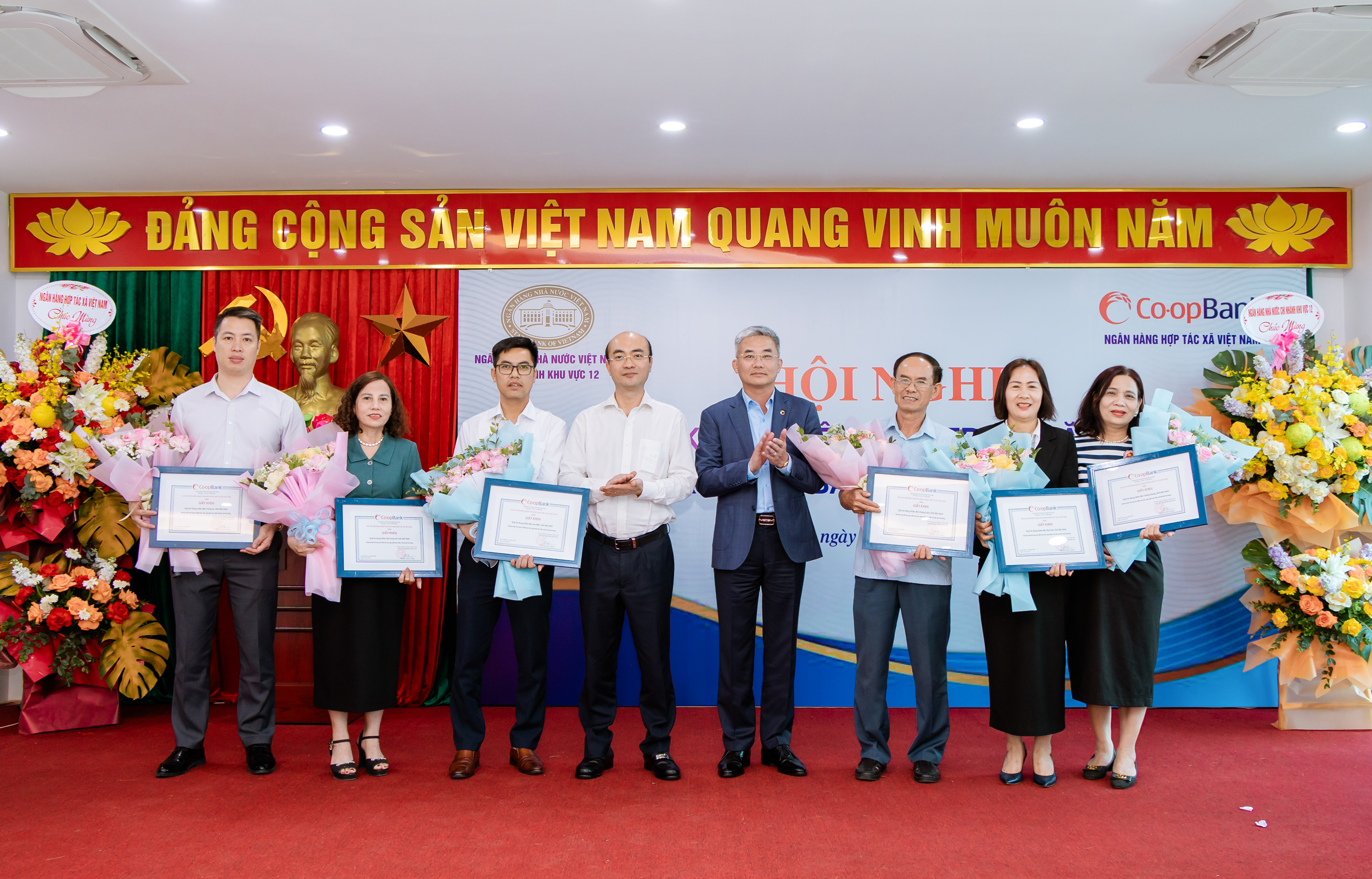 Lãnh đạo NHNN Khu vực 12 và Lãnh đạo Co-opBank đã trao vinh danh cho các QTDND tiêu biểu trên địa bàn