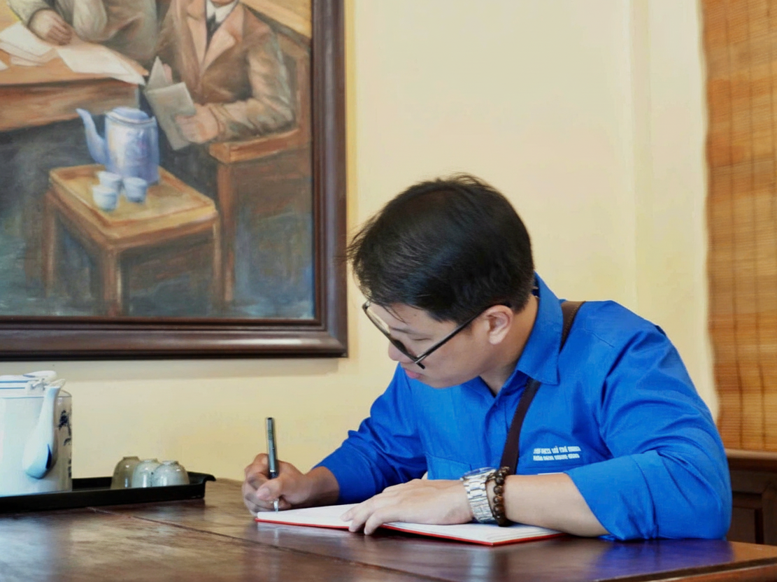 Đồng chí Vũ Tất Đạt - Bí thư Chi đoàn đã trân trọng ghi lại những dòng cảm xúc, lời hứa quyết tâm của tuổi trẻ Đoàn thanh niên Hiệp hội Ngân hàng Việt Nam vào sổ truyền thống của di tích.