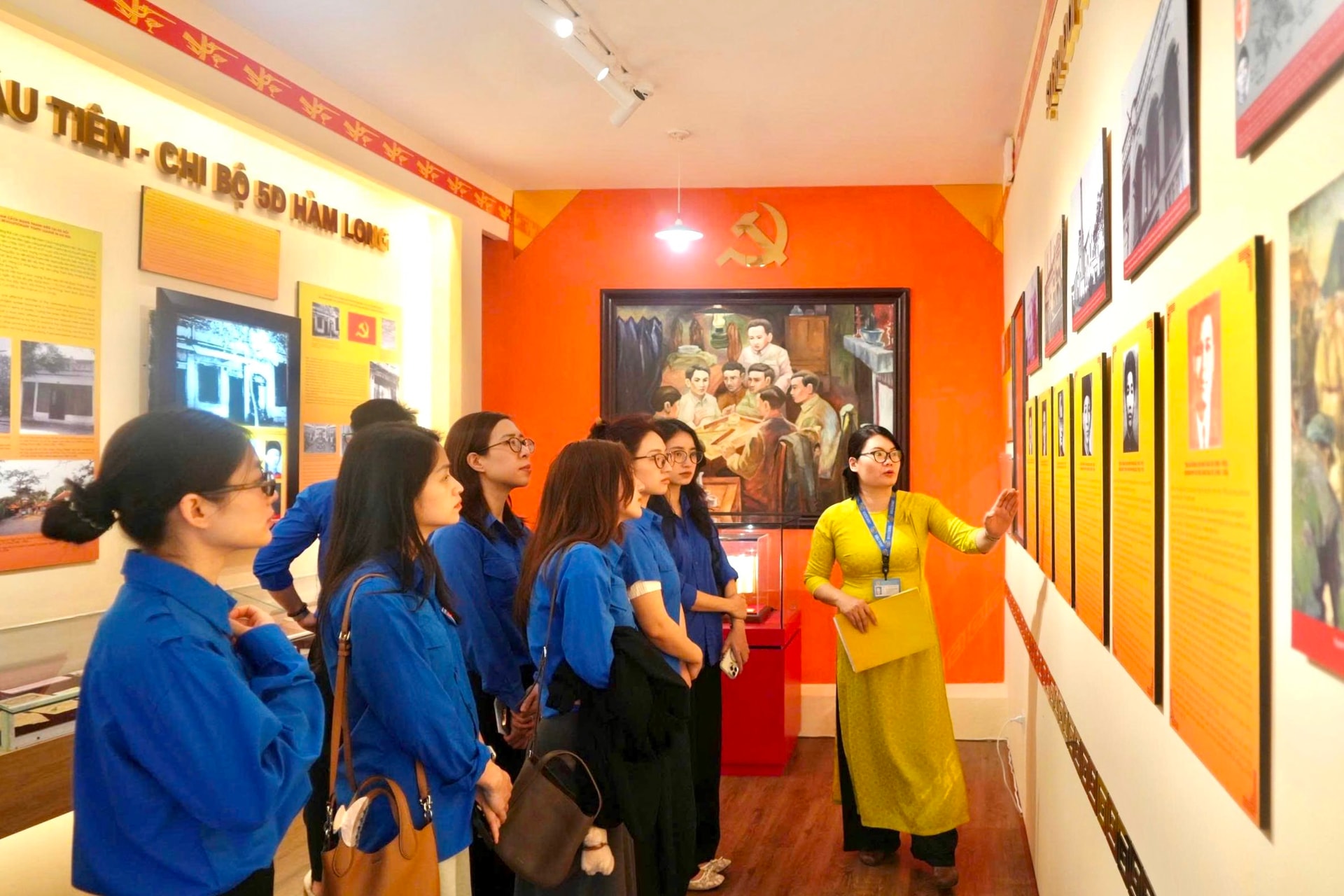 Các đoàn viên thanh niên lắng nghe những dấu mốc lịch sử quan trọng tại phòng trưng bày di tích 5D Hàm Long