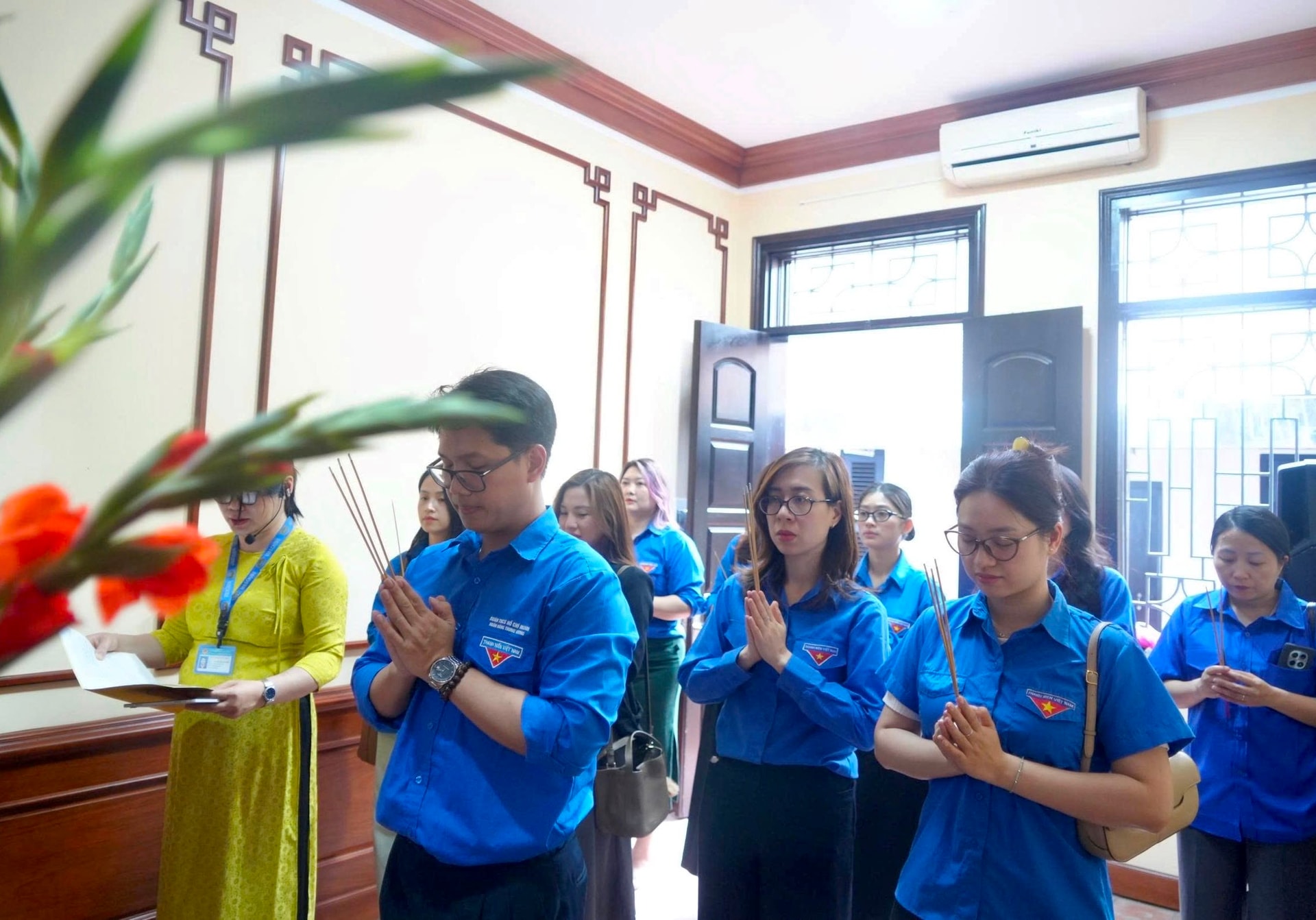 Chi đoàn Hiệp hội Ngân hàng Việt Nam đang hương tại di tích