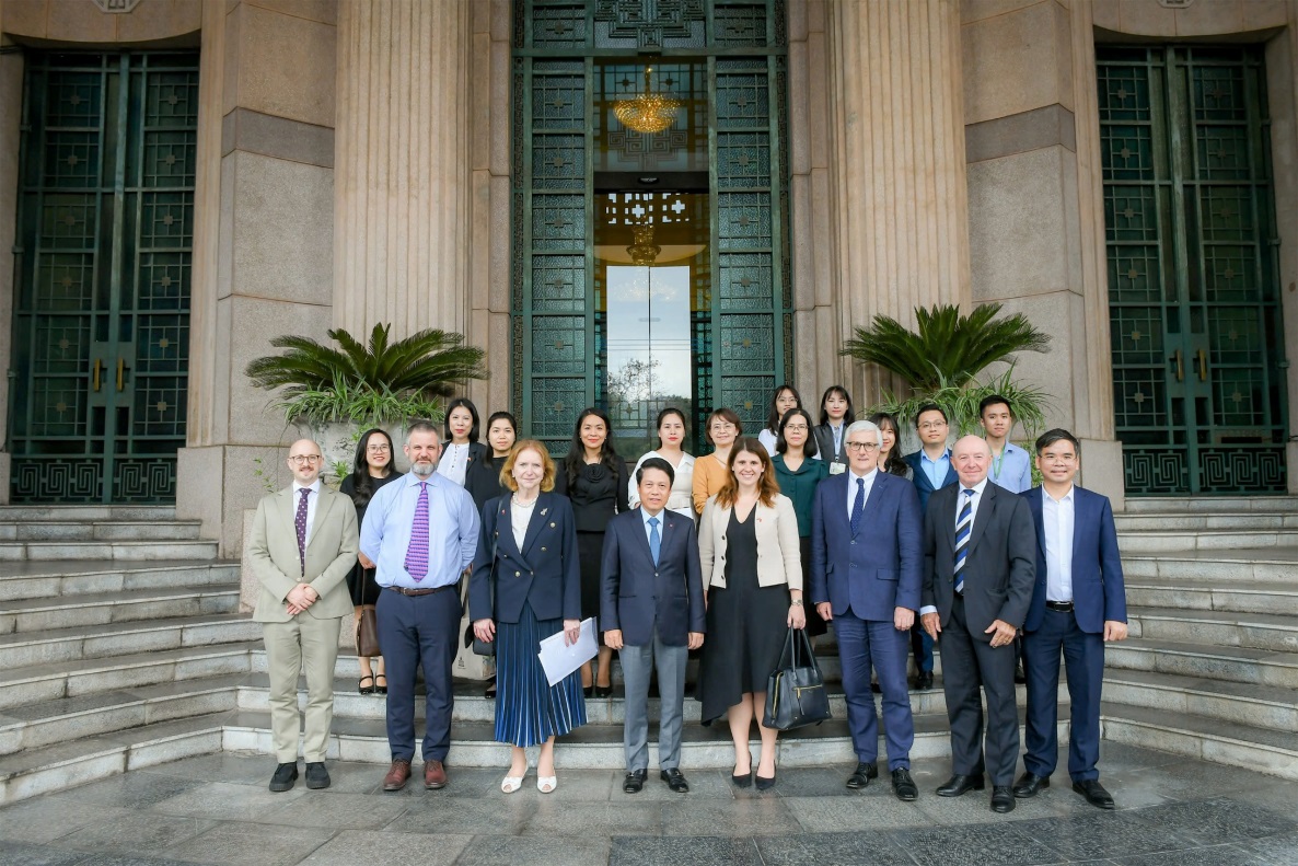 Đoàn công tác chụp ảnh lưu niệm với Phó Thống đốc tại Trụ sở NHNN