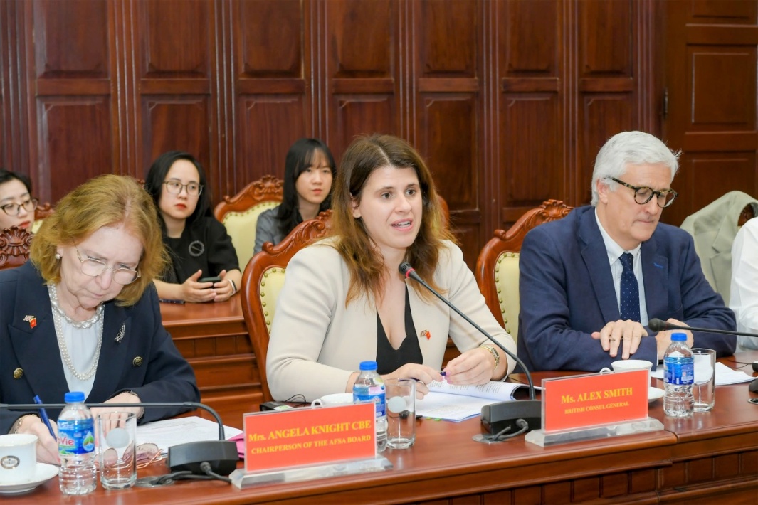 Đoàn công tác của Vương quốc Anh tại buổi làm việc