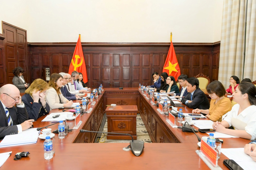 Phó Thống đốc Phạm Tiến Dũng làm việc với Đoàn công tác của Vương quốc Anh