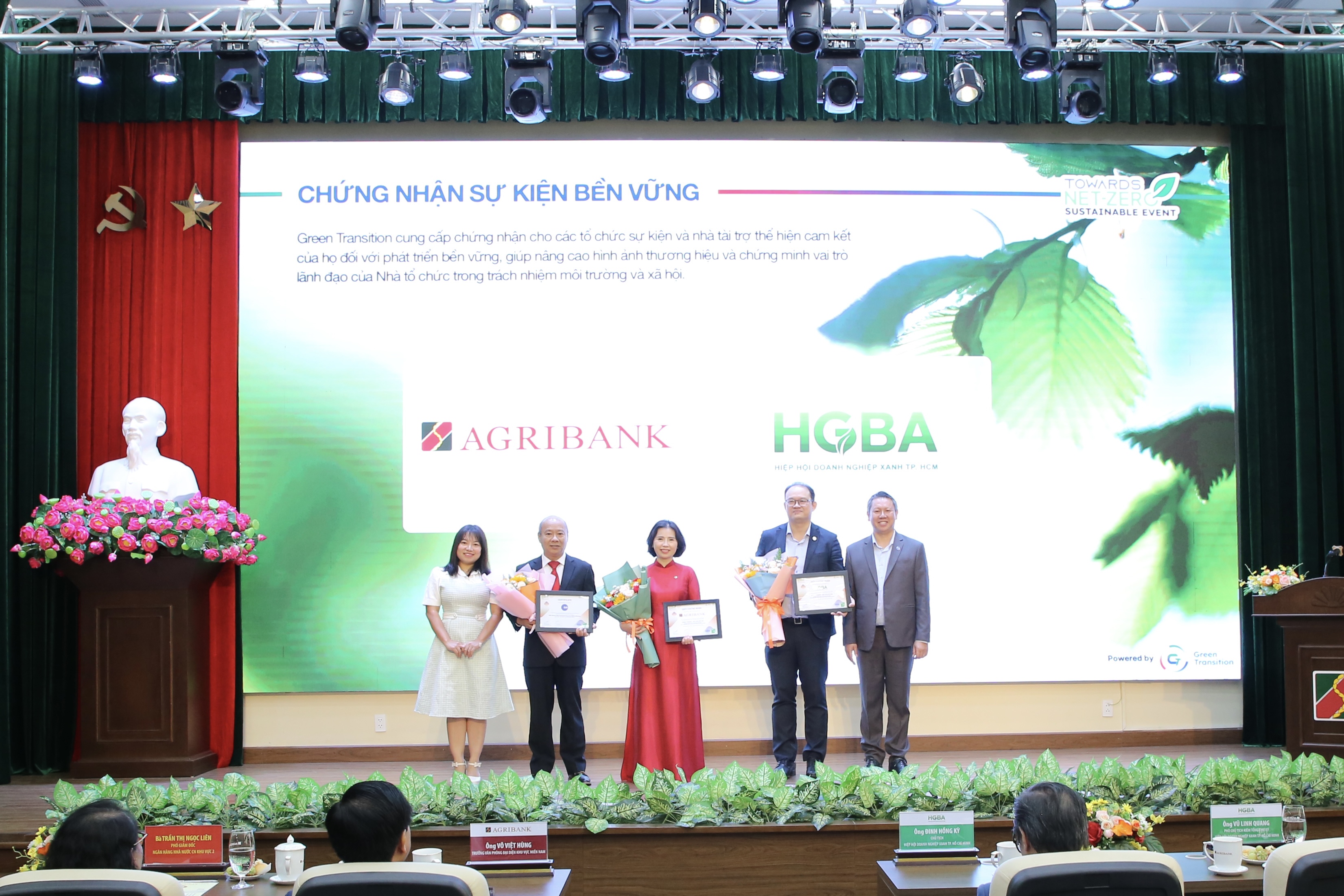 Đại diện Ban chỉ đạo ESG Agribank và Ban tổ chức Hội thảo nhận Chứng nhận Sự kiện bền vững từ Green Transition