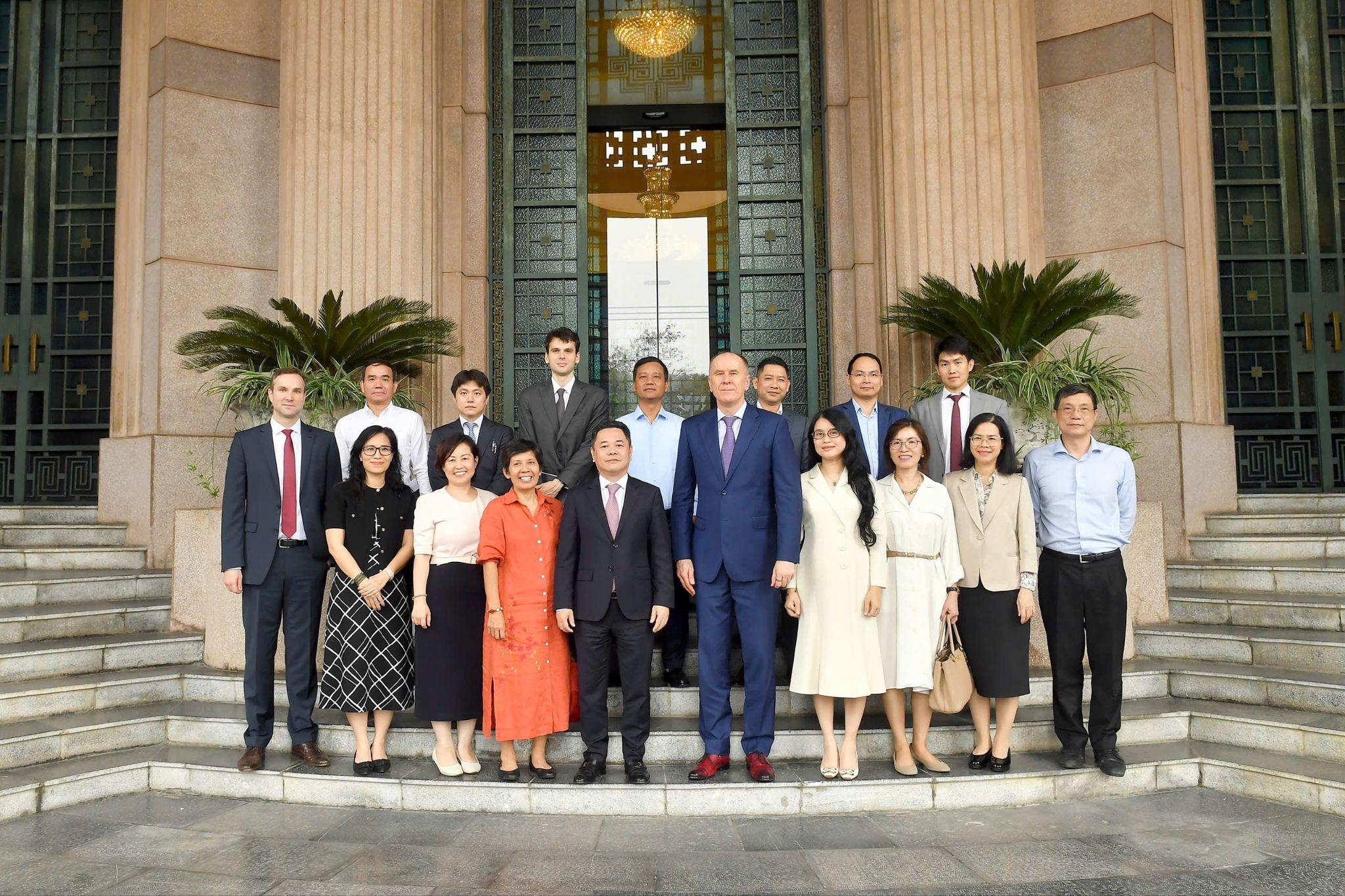 Phó Thống đốc NHNN Nguyễn Ngọc Cảnh chụp ảnh lưu niệm cùng Đoàn Cán bộ IMF