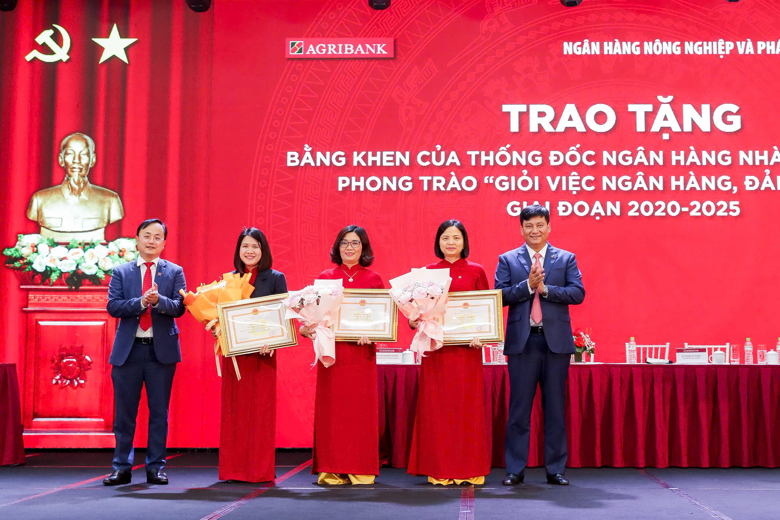 Các tập thể và cá nhân có thành tích xuất sắc được biểu dương tại Hội nghị
