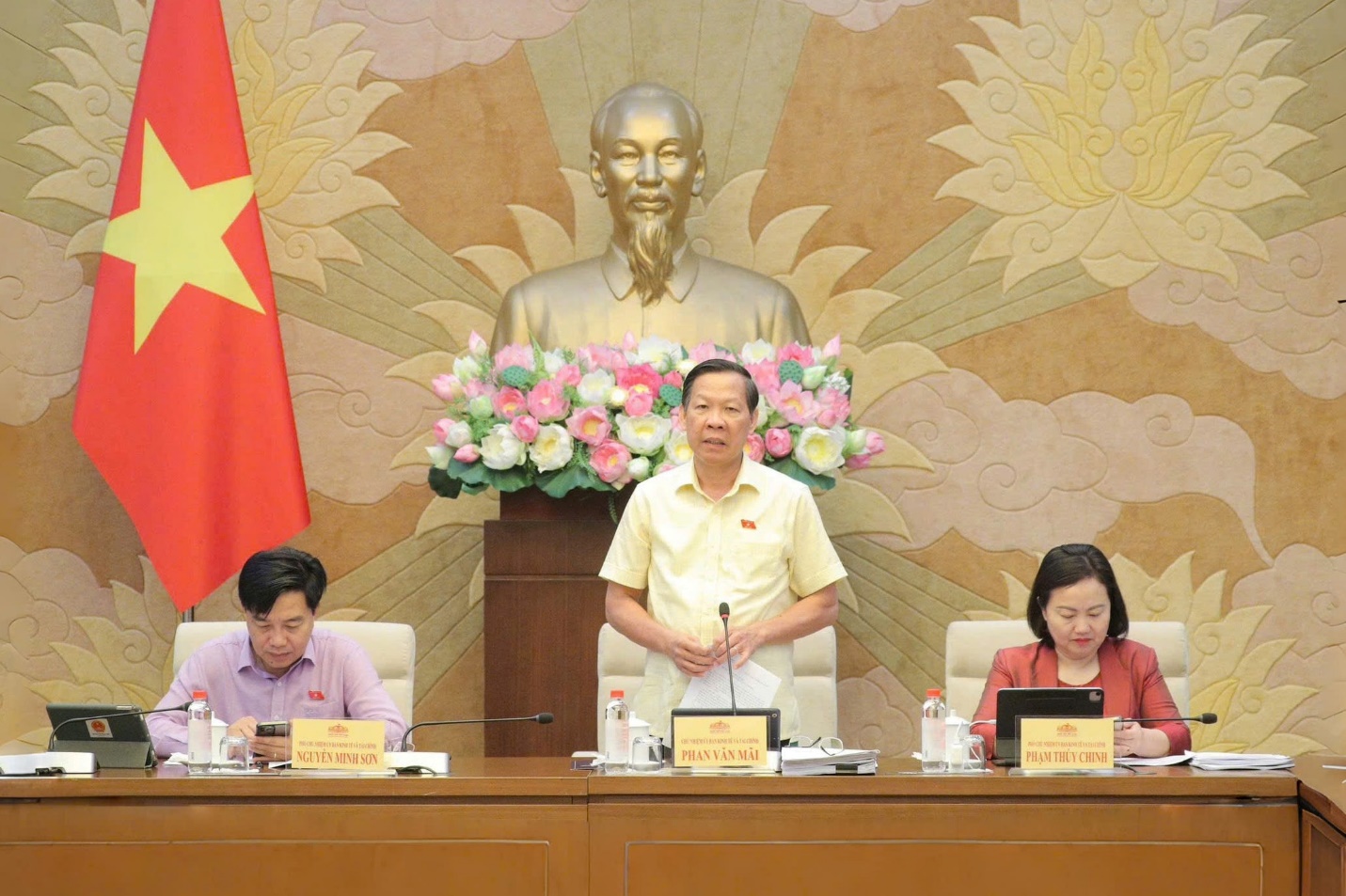 Chủ nhiệm Ủy ban Kinh tế và Tài chính Phan Văn Mãi phát biểu tại phiên họp