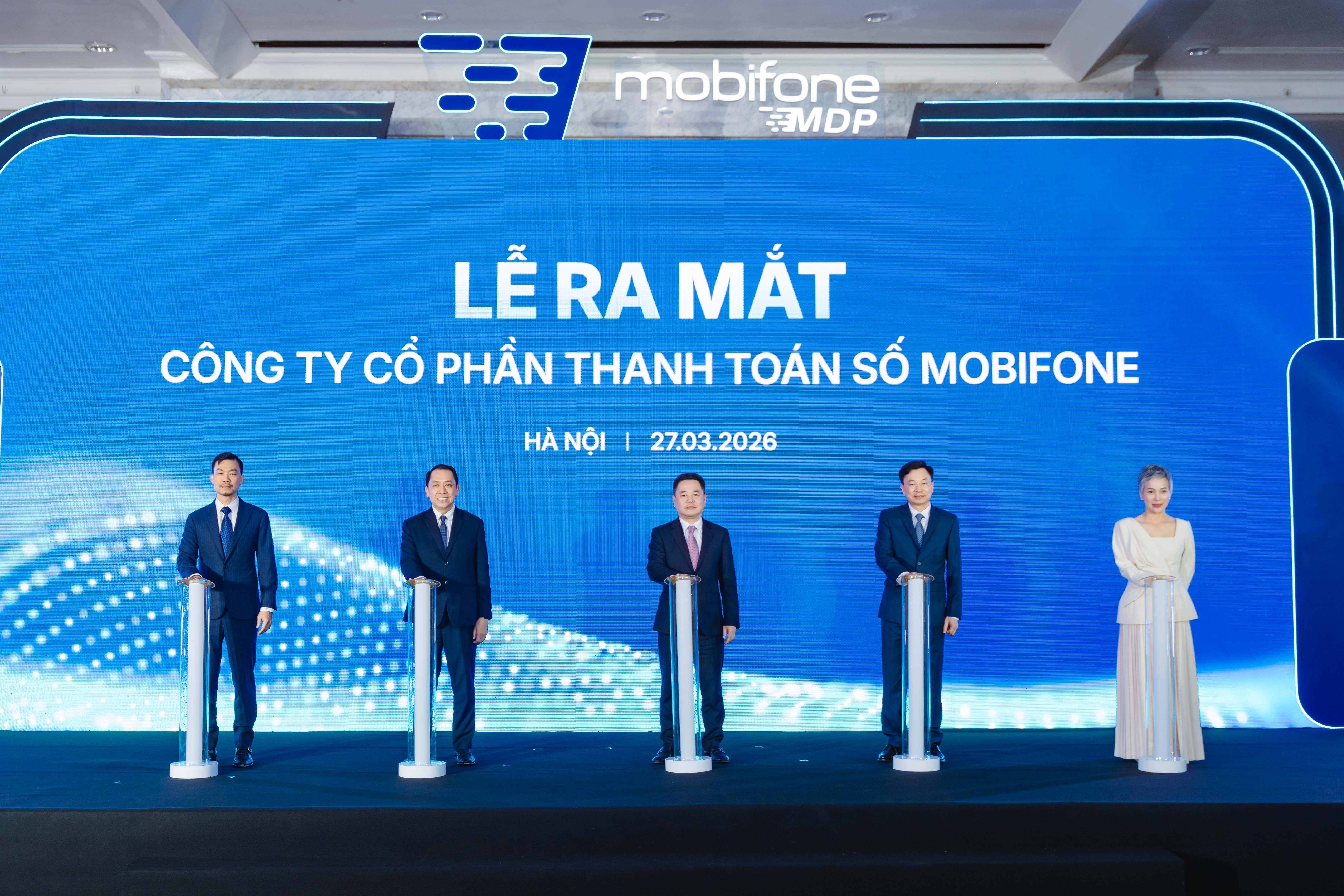 Phó Thống đốc NHNN Nguyễn Ngọc Cảnh cùng Lãnh đạo Mobifone, Ban Lãnh đạo MDP bấm nút ra mắt MDP