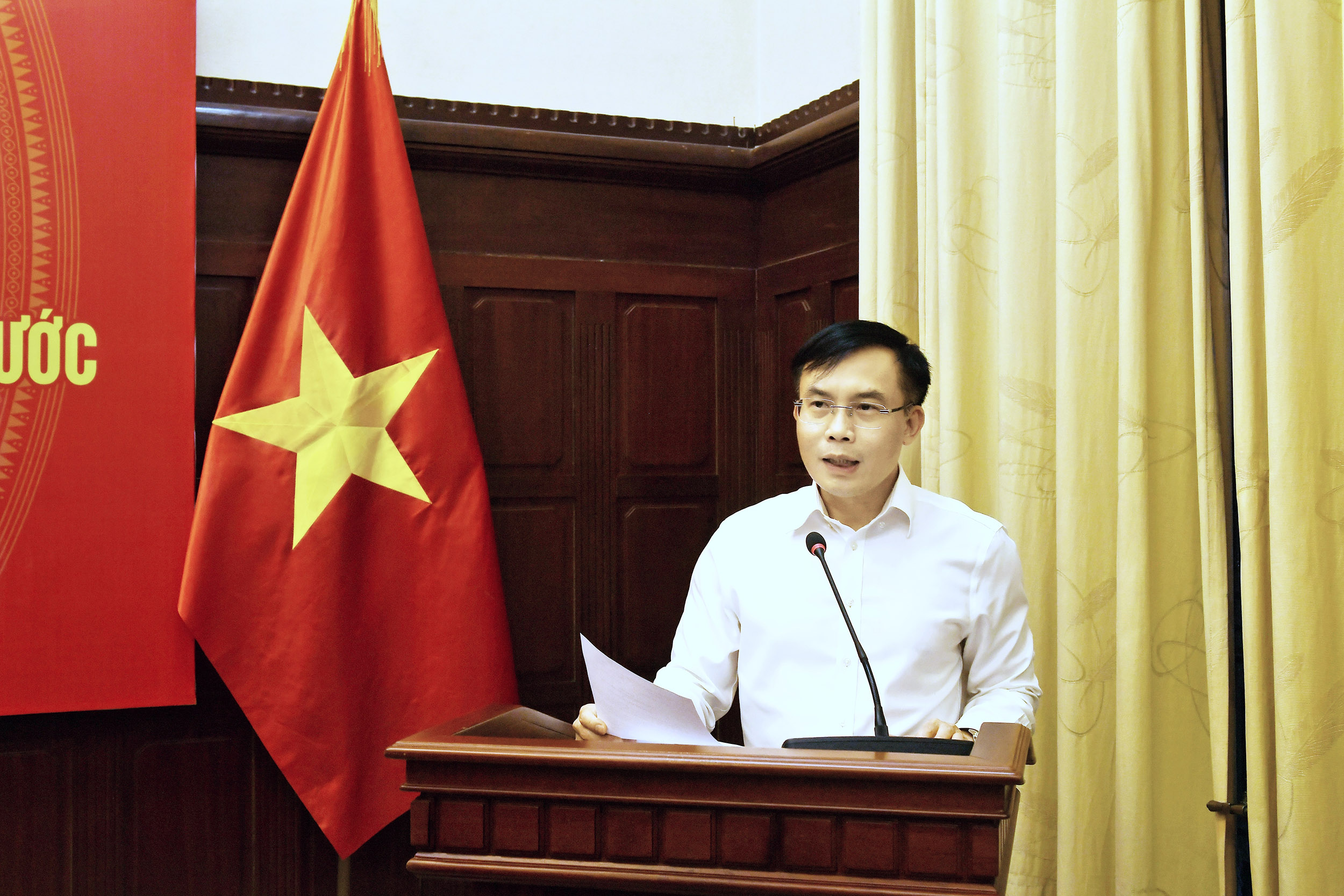 Ông Lê Việt Hùng, Phó Vụ trưởng Vụ Tổ chức cán bộ NHNN công bố Quyết định của Thống đốc.