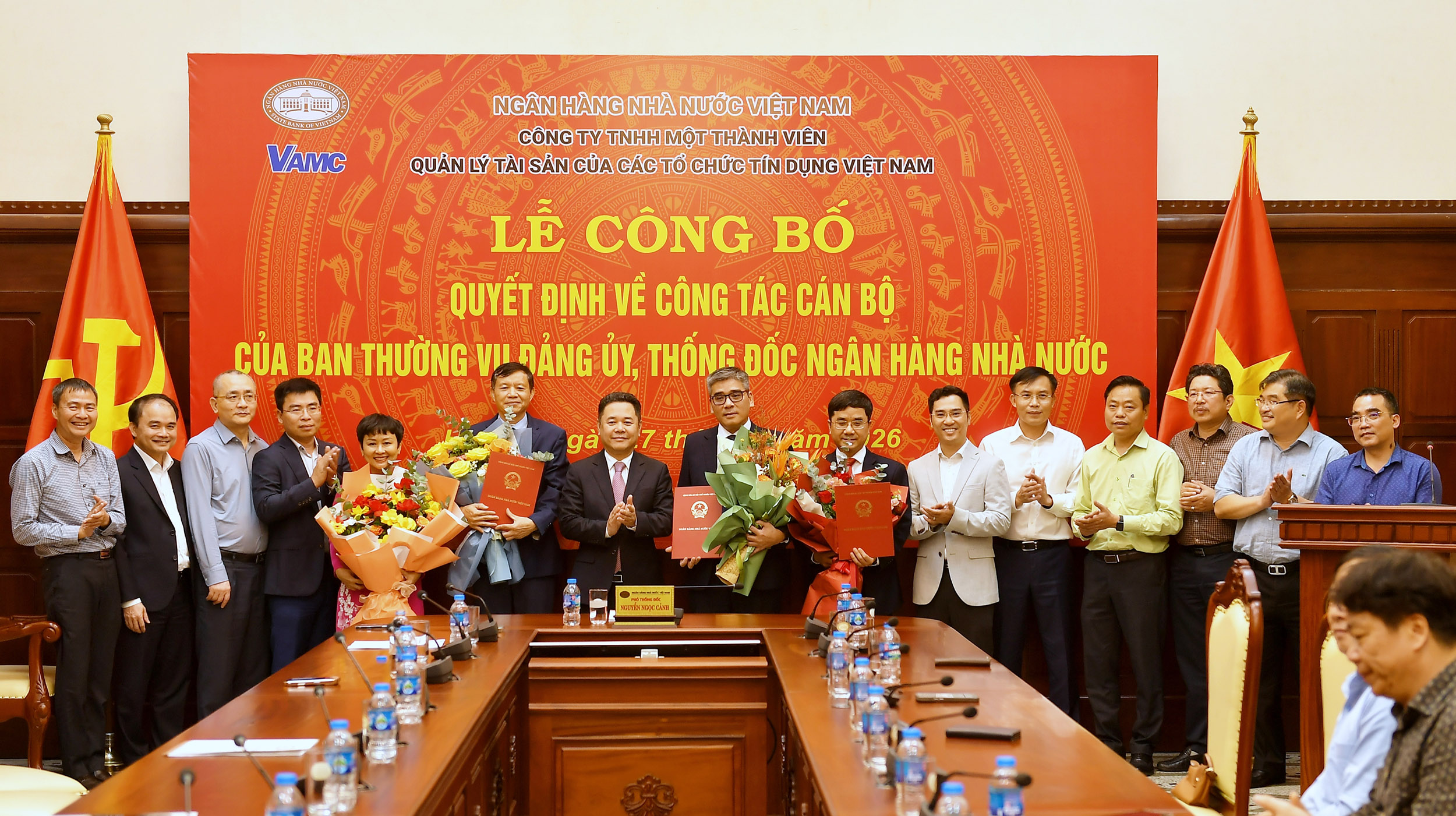 Phó Thống đốc Nguyễn Ngọc Cảnh chúc mừng và trao Quyết định bổ nhiệm cho 04 cán bộ lãnh đạo VAMC