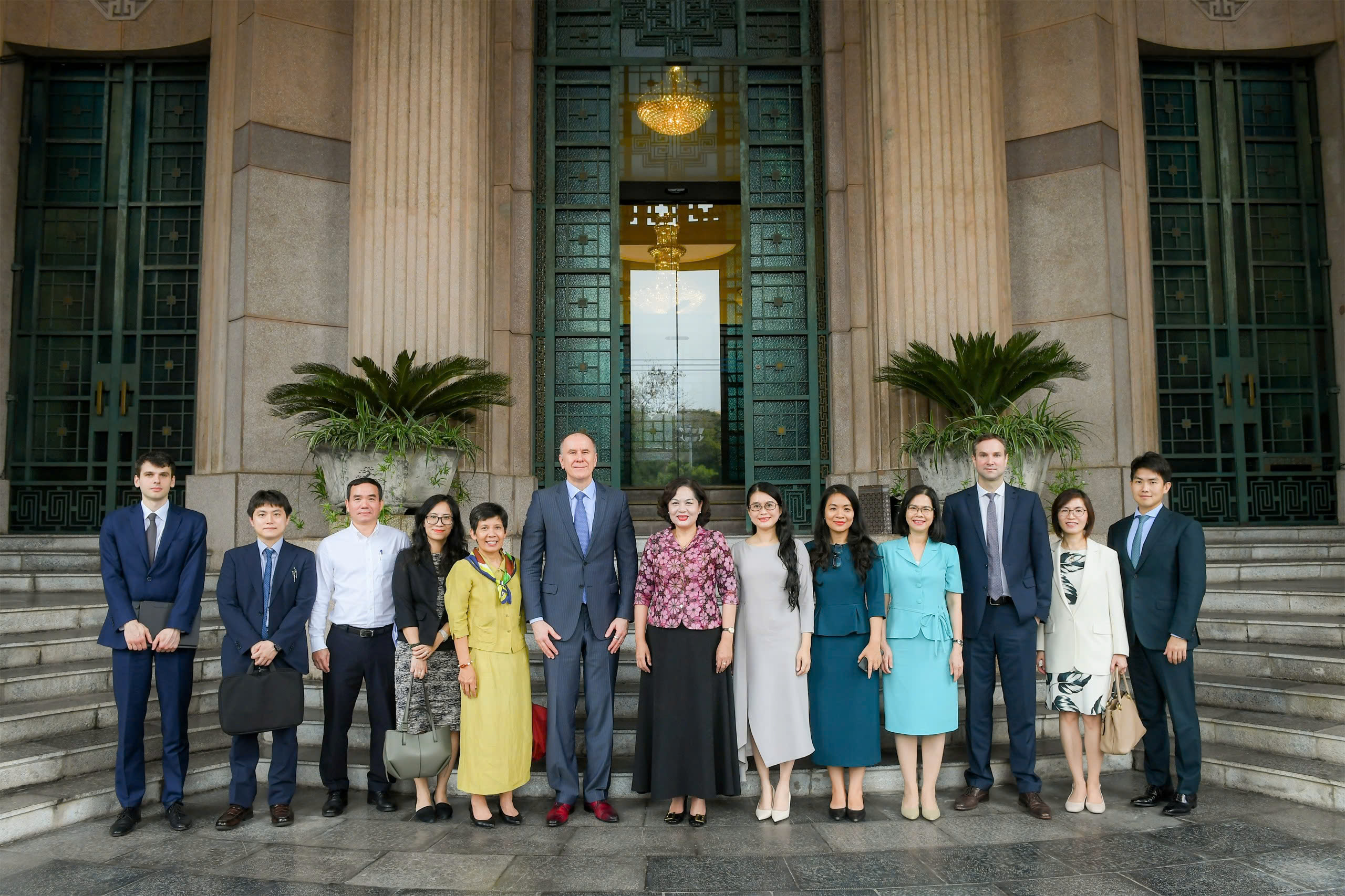 Thống đốc Nguyễn Thị Hồng chụp ảnh lưu niệm cùng Đoàn Giám sát kinh tế vĩ mô giữa kỳ của IMF