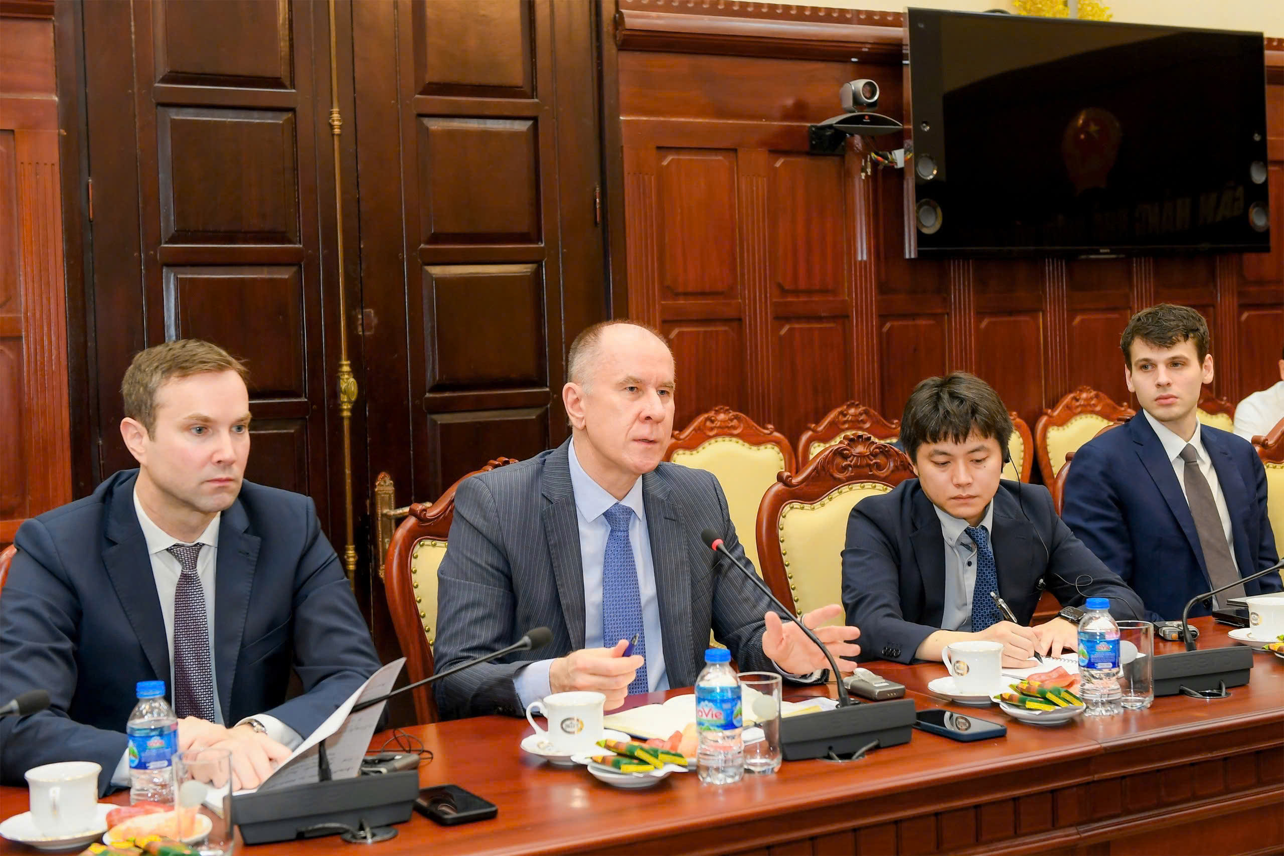 Ông Martin Sommer, Trưởng đoàn Đoàn Giám sát kinh tế vĩ mô giữa kỳ của IMF phát biểu tại buổi làm việc