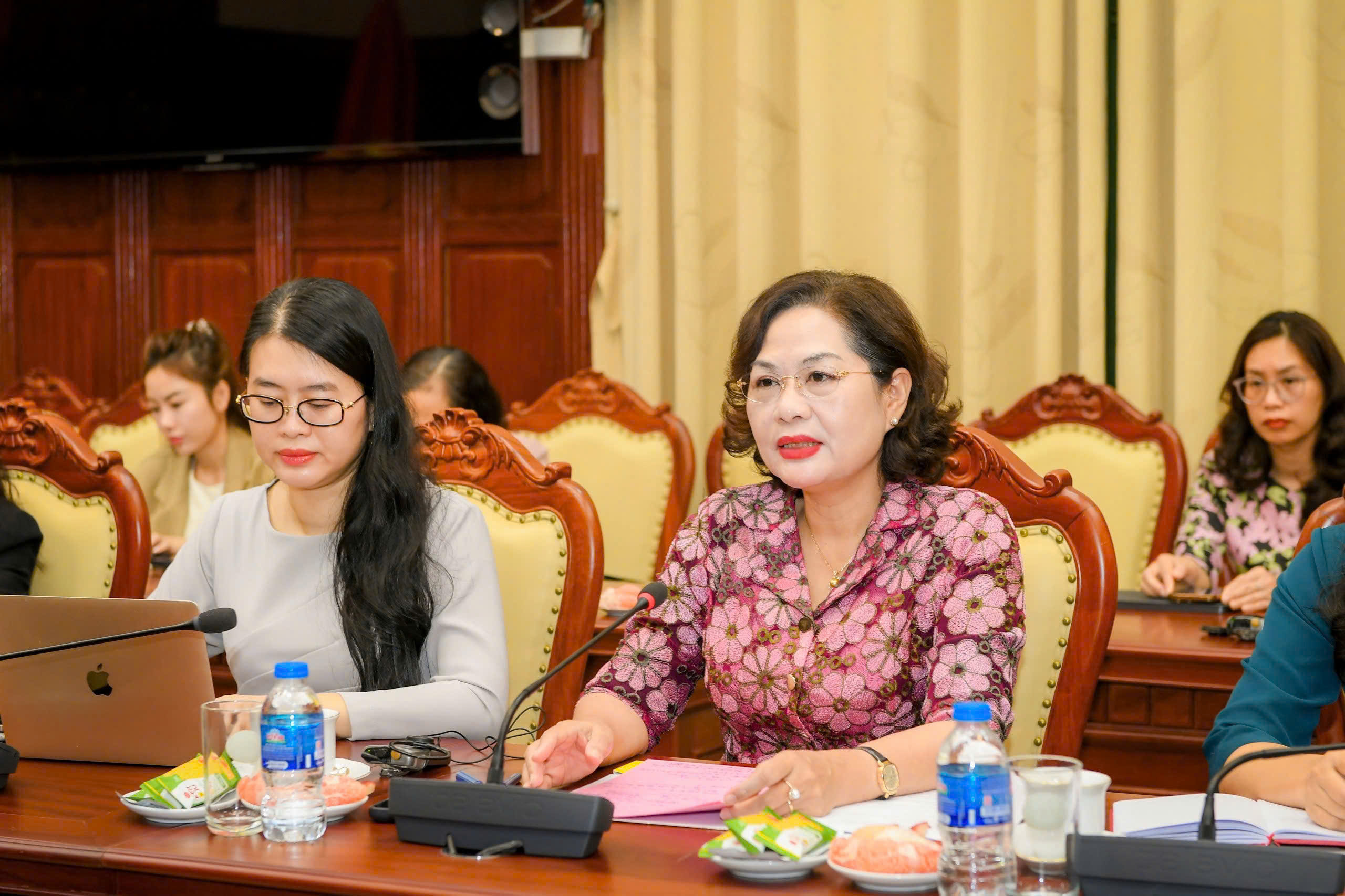 Thống đốc Nguyễn Thị Hồng chụp ảnh lưu niệm cùng Đoàn Giám sát kinh tế vĩ mô giữa kỳ của IMF