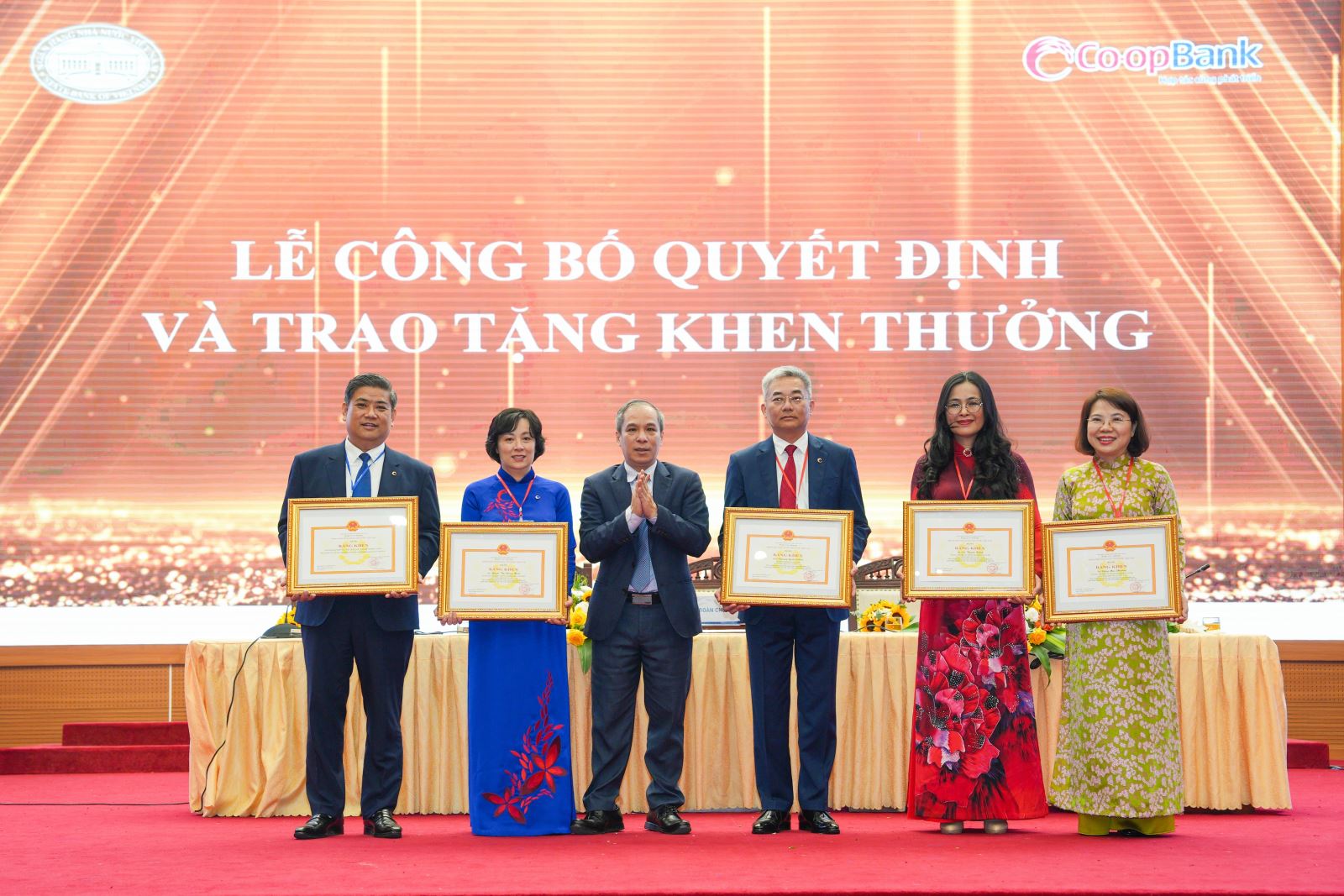 Phó Bí thư Thường trực Đảng ủy, Phó Thống đốc Thường trực NHNN Việt Nam Đoàn Thái Sơn trao tặng Bằng khen của Thống đốc NHNN cho tập thể và cá nhân của Co-opBank