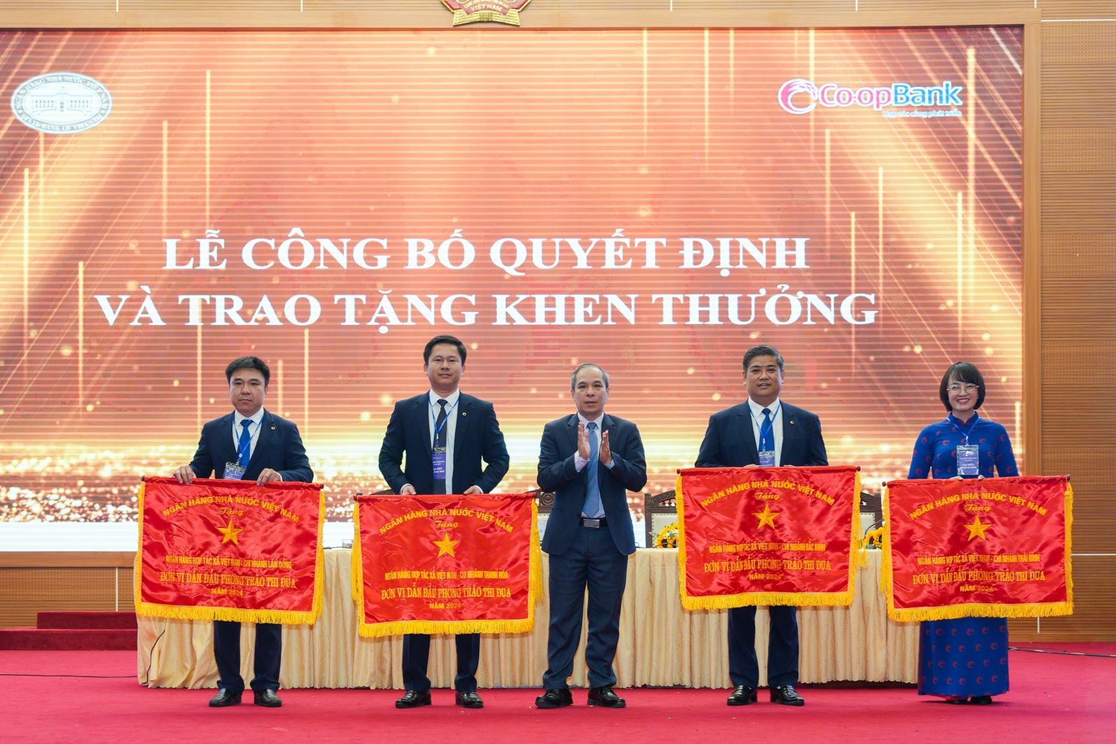 Phó Bí thư Thường trực Đảng ủy, Phó Thống đốc Thường trực NHNN Việt Nam Đoàn Thái Sơn trao tặng Cờ thi đua cho các tập thể trong hệ thống Co-opBank