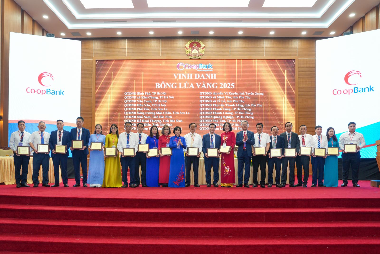 Ông Nguyễn Quốc Cường - Chủ tịch Hội đồng quản trị Co-opBank và bà Phạm Thị Hồng Minh - Thành viên Hội đồng quản trị, Tổng giám đốc Co-opBank trao vinh danh Bông lúa vàng 2025 cho các QTDND tại Đại hội