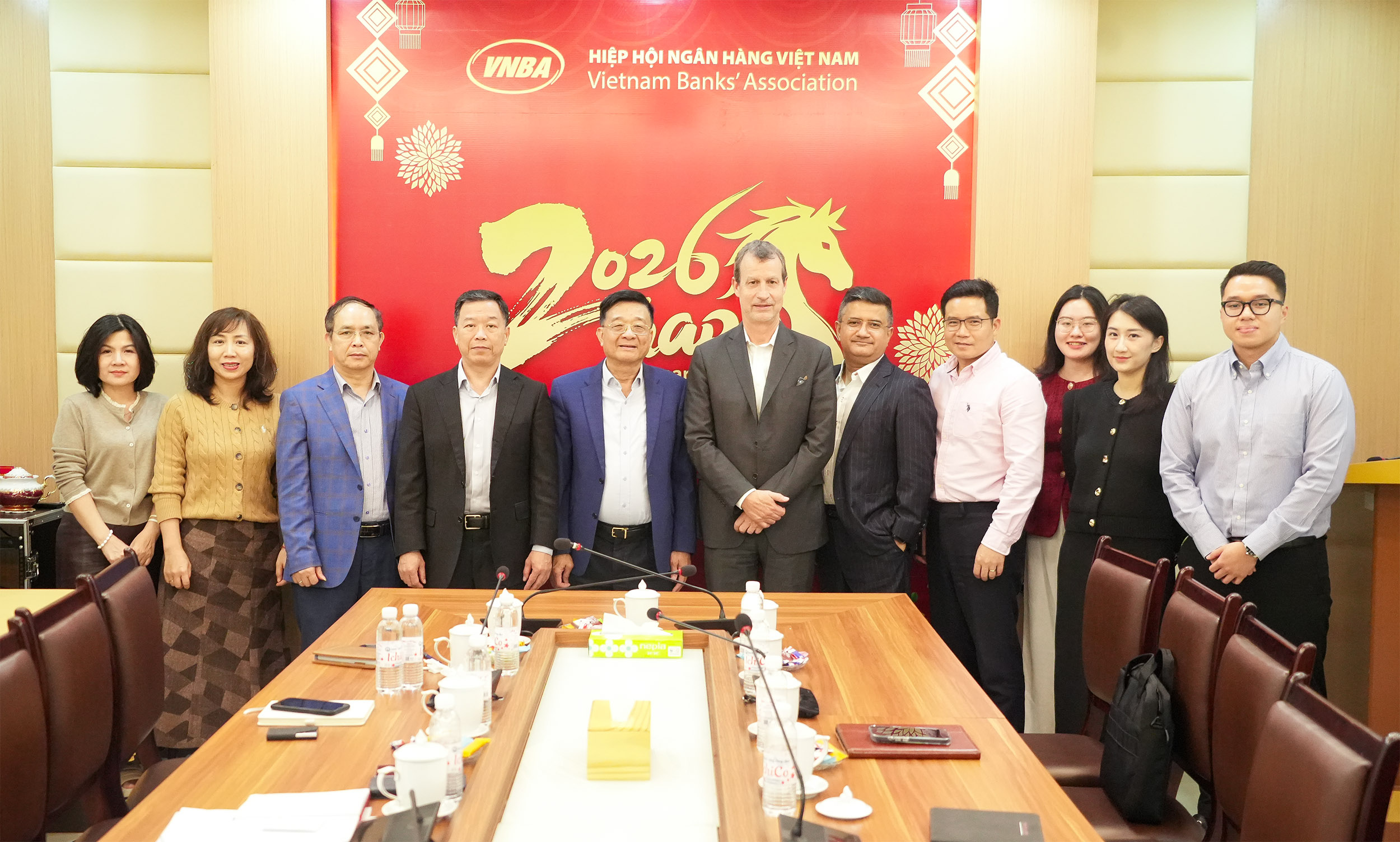 Đoàn công tác của LBA và VNBA chụp ảnh lưu niệm
