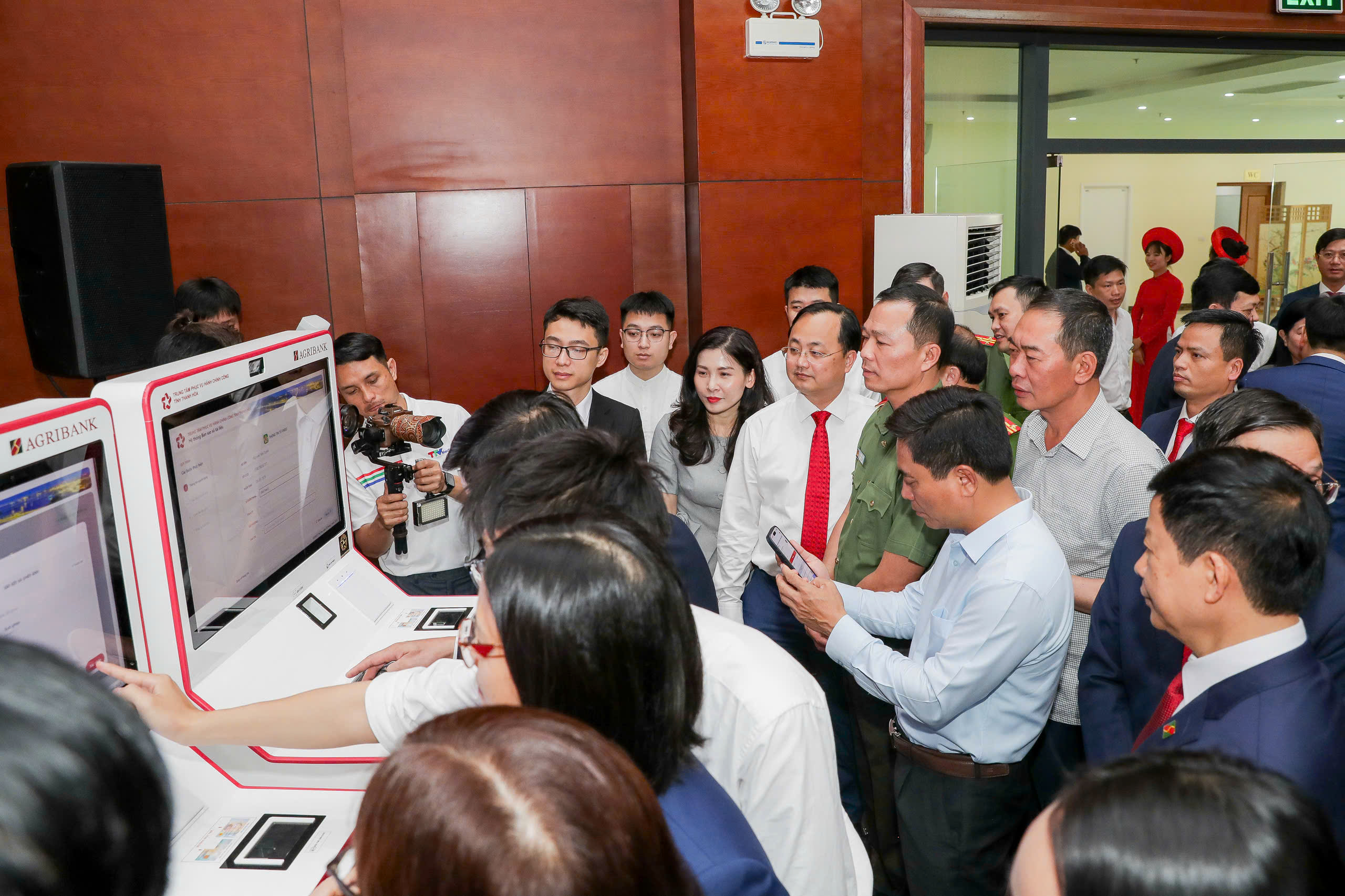 Đồng chí Tô Huy Vũ - Chủ tịch HĐTV Agribank và đồng chí Nguyễn Doãn Anh - Ủy viên Ban Chấp hành Trung ương Đảng, Bí thư Tỉnh ủy tỉnh Thanh Hoá, cùng đại biểu tham gia tra nghiệm mô hình thí điểm Kiosk thông minh và Hệ thống xác thực, cấp bản sao số tài liệu điện tử