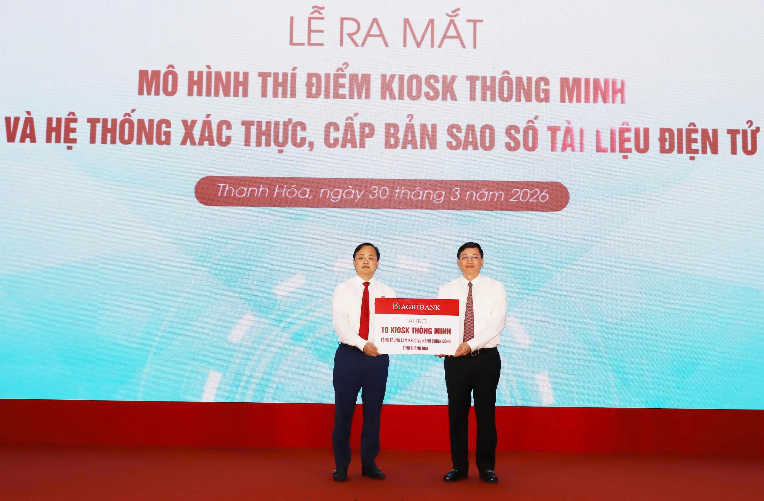 Đồng chí Tô Huy Vũ – Chủ tịch Hội đồng Thành viên Agribank trao tặng tài trợ Kiosk thông minh cho Trung tâm Phục vụ Hành chính công tỉnh Thanh Hoá