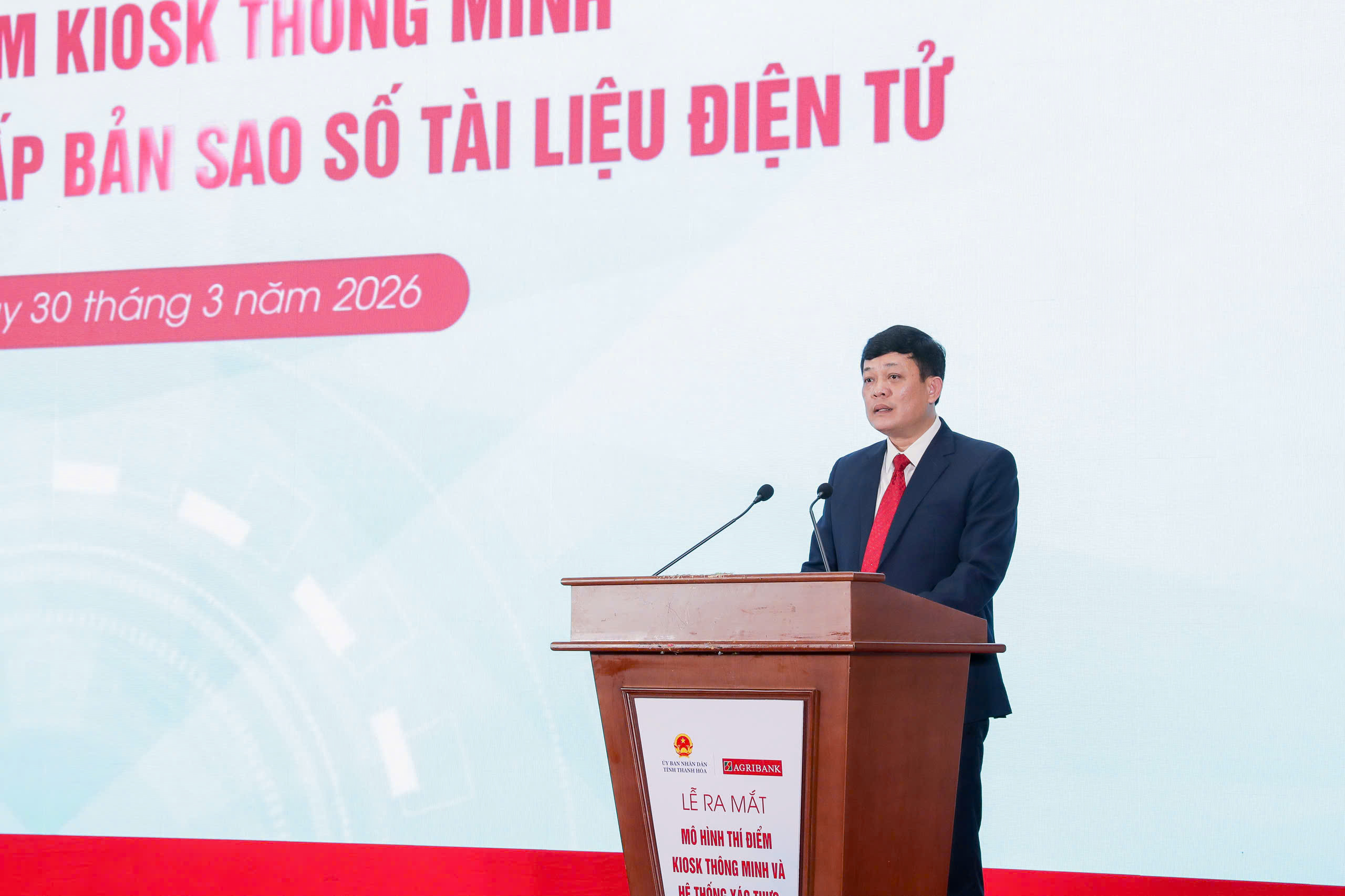 Đồng chí Nguyễn Tuấn Hoà – Giám đốc Trung tâm Phục vụ Hành chính công tỉnh Thanh Hóa báo cáo tại buổi lễ