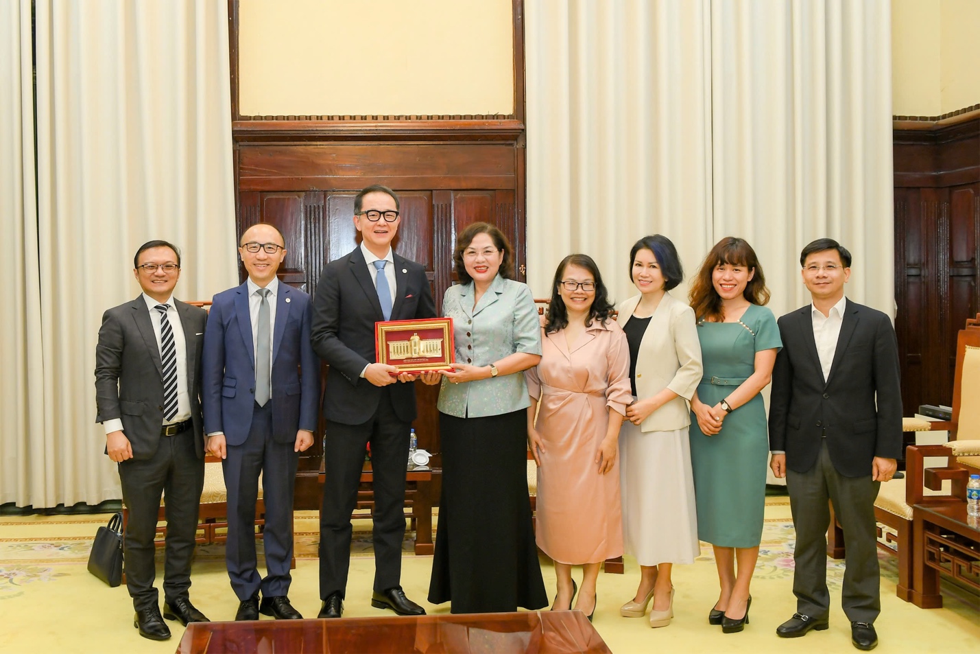 Thống đốc Nguyễn Thị Hồng chụp ảnh cùng Đoàn tham vấn thường niên AMRO 2026