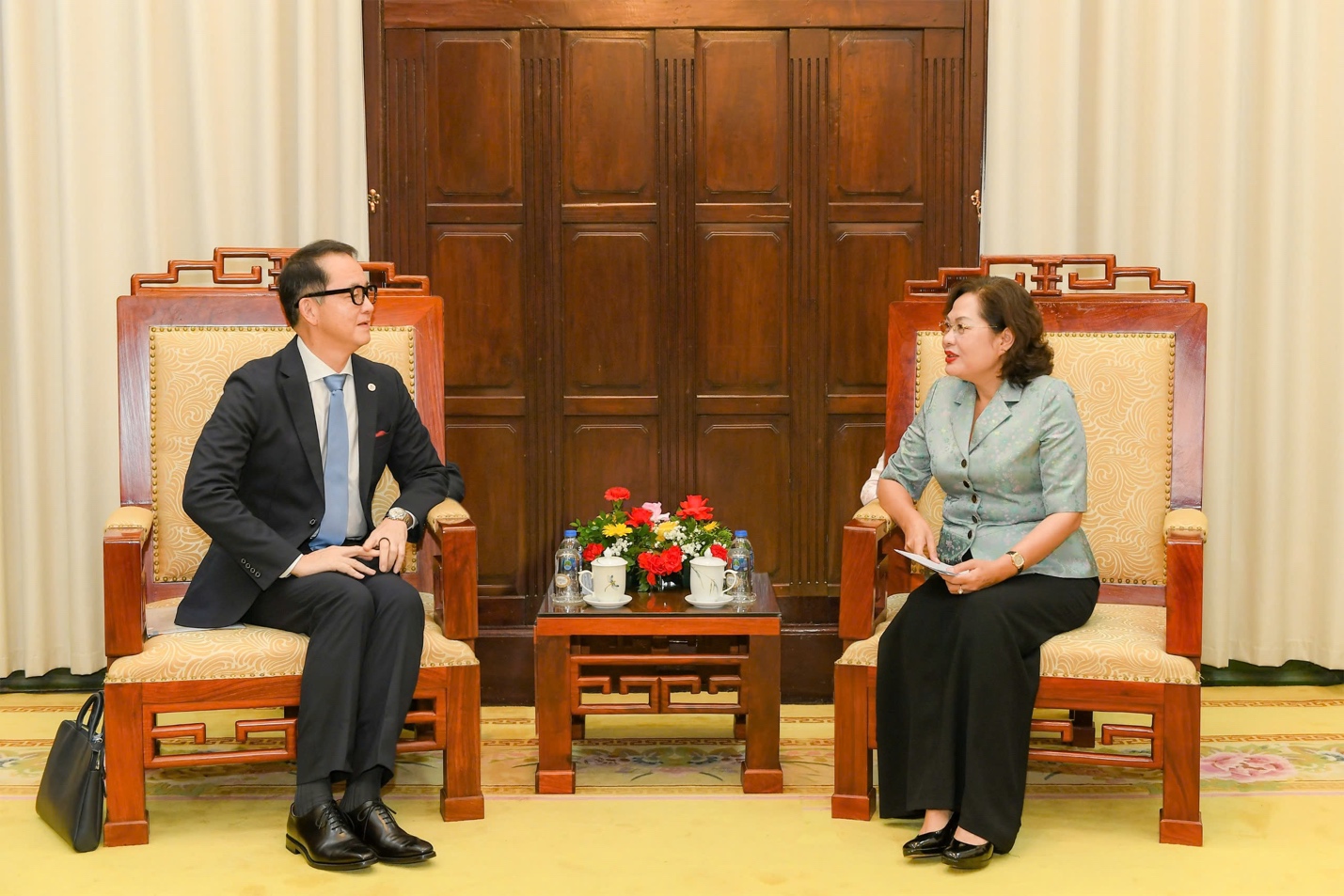 Thống đốc Nguyễn Thị Hồng và ông Yasuto Watanabe, Giám đốc điều hành AMRO