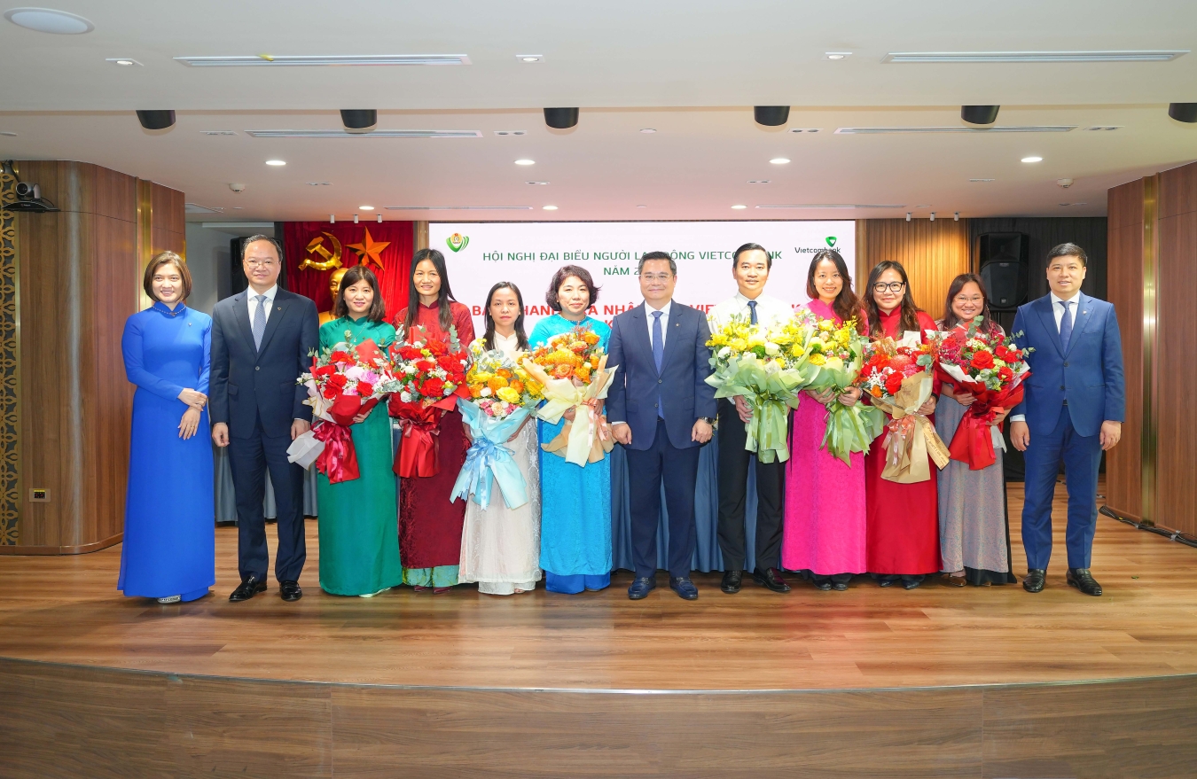 Đ/c Chủ tịch HĐQT Nguyễn Thanh Tùng (thứ 7, từ trái sang), đ/c Tổng Giám đốc Lê Quang Vinh (thứ 2 từ trái sang), đ/c Thành viên HĐQT, Chủ tịch Công đoàn Vietcombank Hồng Quang (ngoài cùng bên phải) và đ/c Phó Tổng Giám đốc Phùng Nguyễn Hải Yến (ngoài cùng bên trái) tặng hoa chúc mừng 08 đồng chí trúng cử Ban Thanh tra nhân dân Vietcombank nhiệm kỳ 2026 - 2028 tại điểm cầu Trụ sở chính