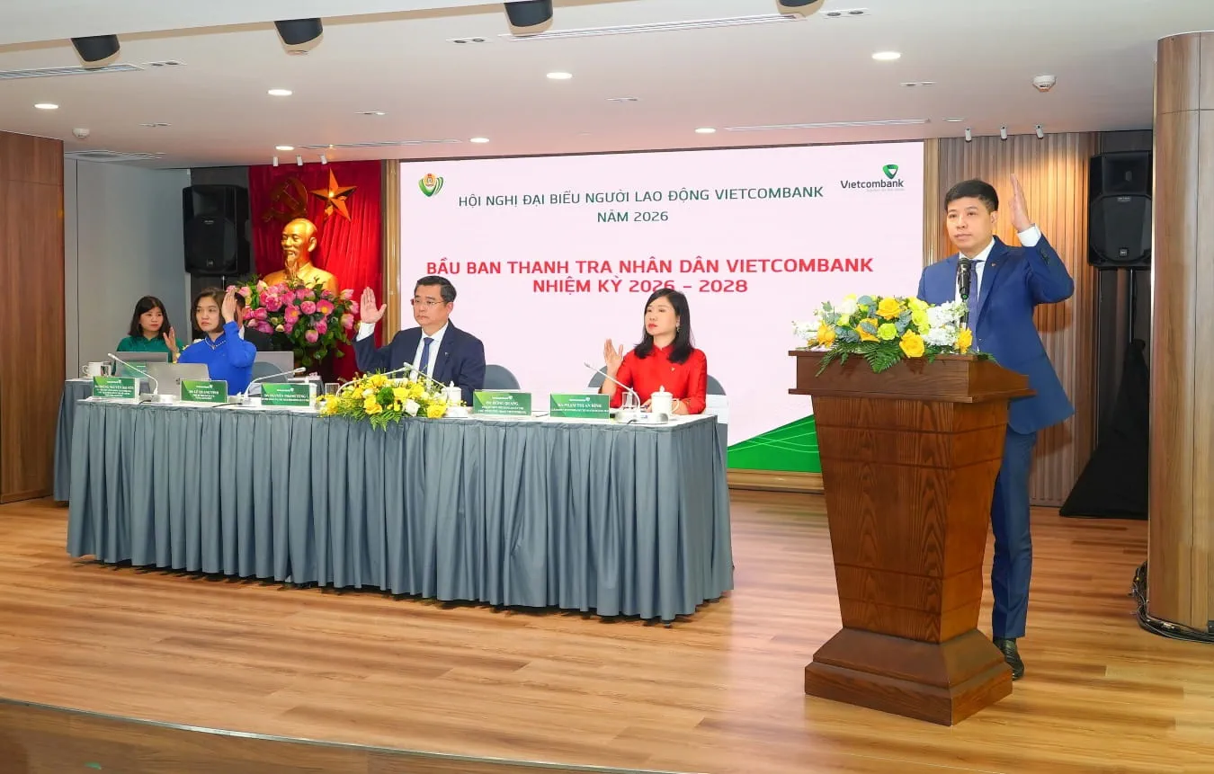 Đ/c Hồng Quang - Ủy viên Ban Chấp hành Tổng Liên đoàn Lao động Việt Nam, Thành viên HĐQT, Chủ tịch Công đoàn Vietcombank trình bày đề án nhân sự và điều hành phần bầu cử Ban Thanh tra Nhân dân Vietcombank