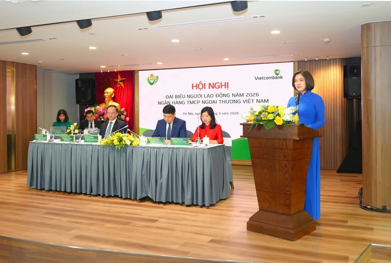 Phó Tổng Giám đốc Vietcombank Phùng Nguyễn Hải Yến trao đổi, giải đáp các kiến nghị, đề xuất của người lao động