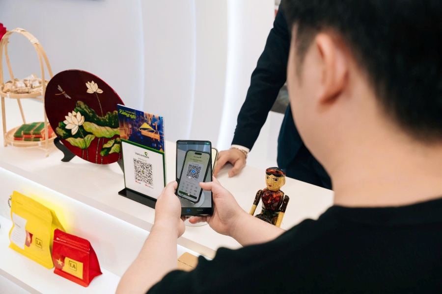 Khách hàng trải nghiệm thanh toán QR xuyên biên giới (nguồn ảnh: Vietcombank)