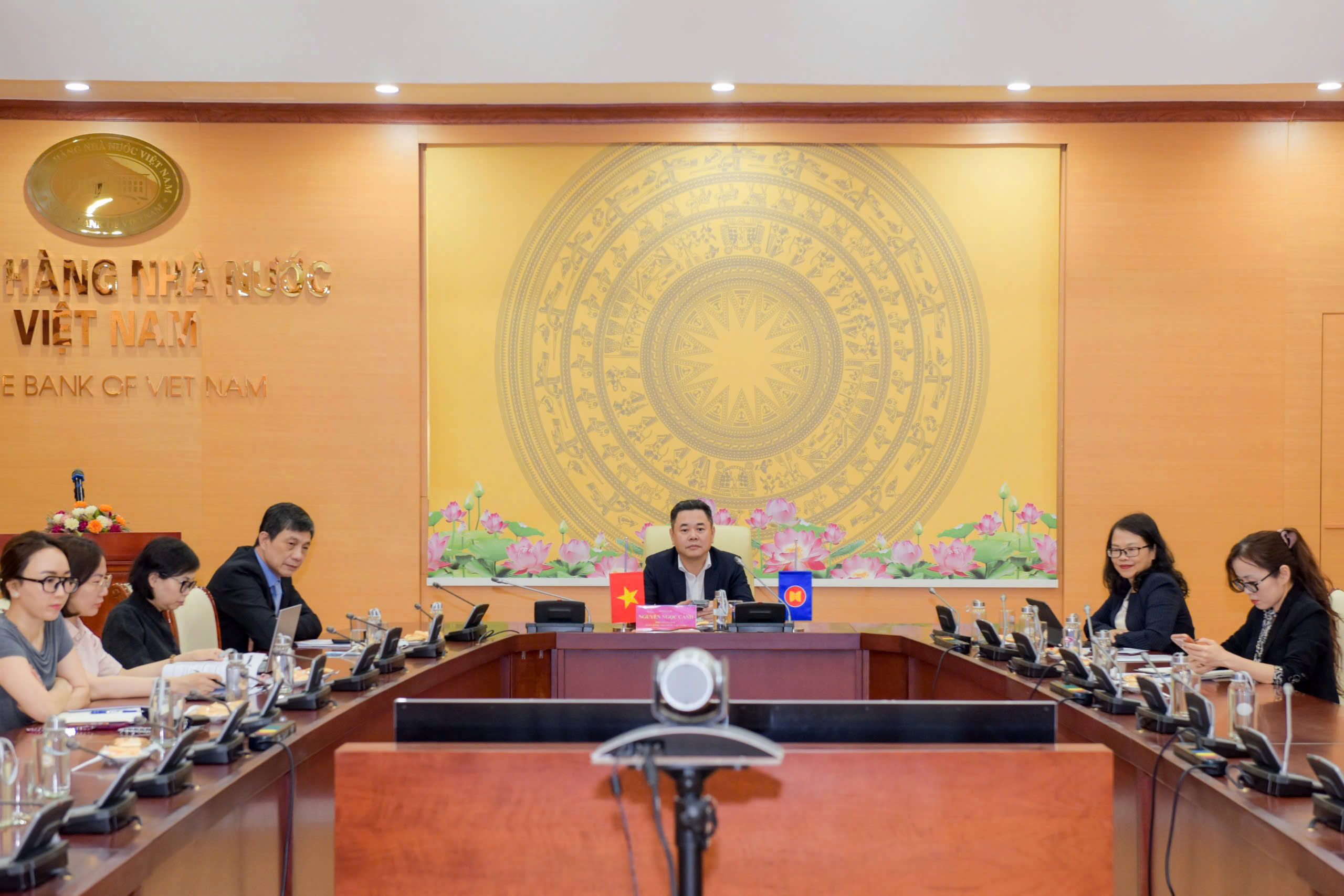 Phó Thống đốc Nguyễn Ngọc Cảnh và đại diện các Vụ, Cục của NHNN