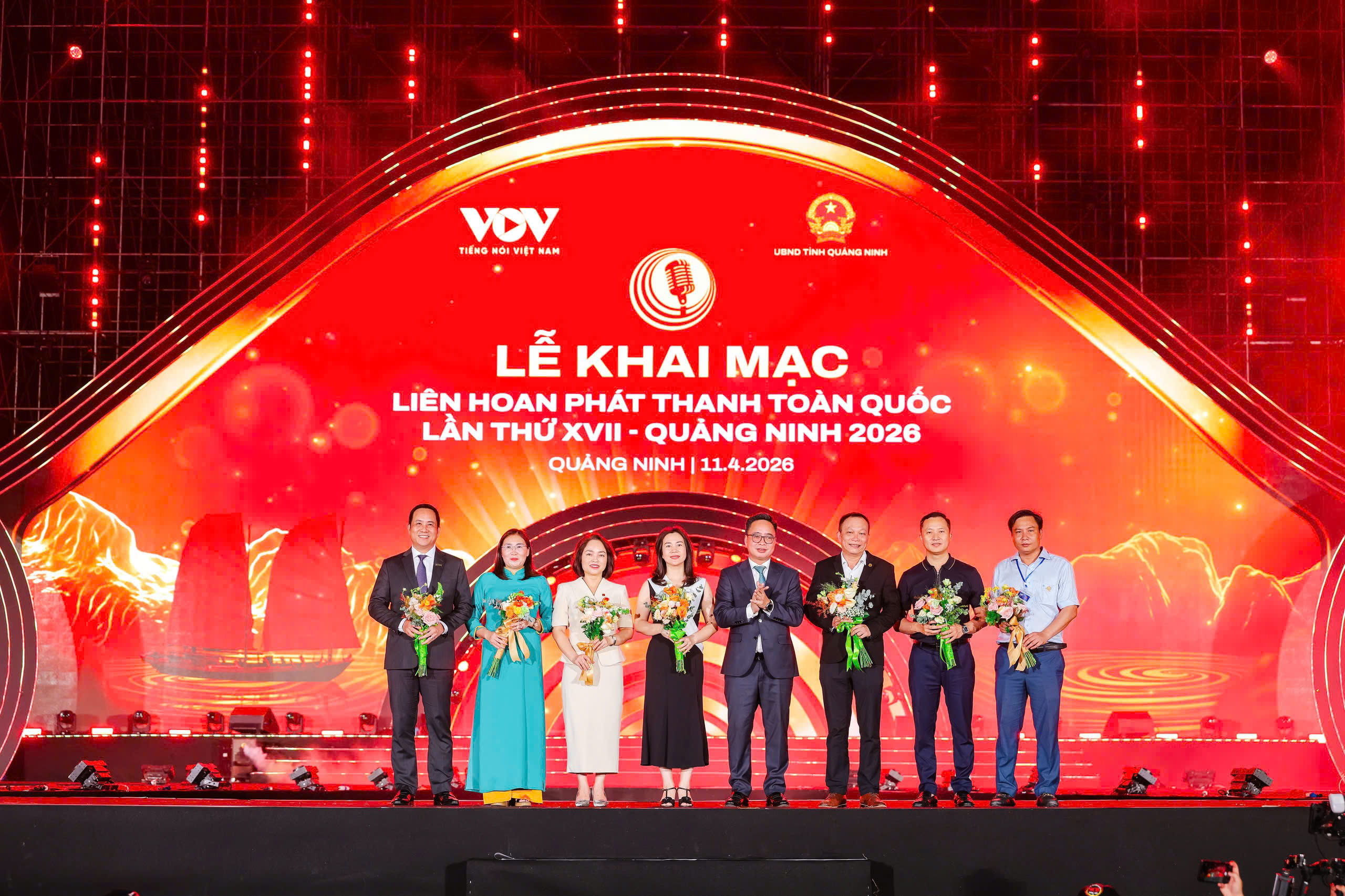 Đại diện Agribank (thứ 3 từ trái sang) nhận vinh danh của chương trình