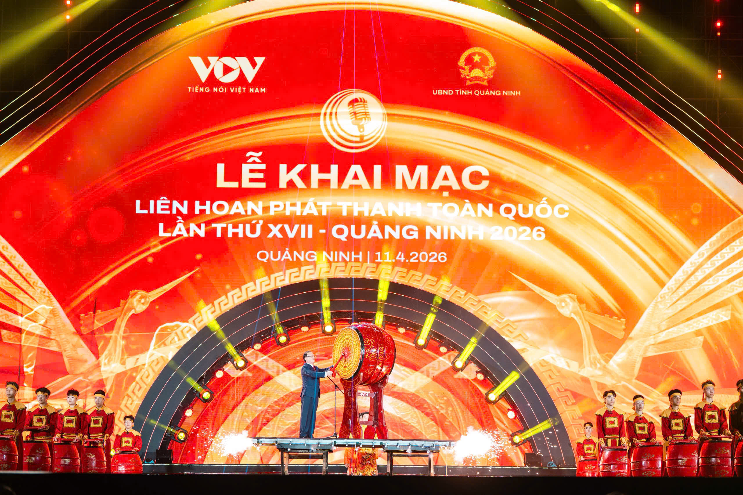 Đồng chí Đỗ Tiến Sĩ, Ủy viên Ban Chấp hành Trung ương Đảng Cộng sản Việt Nam khóa XIV, Ủy viên Ban Thường vụ Đảng ủy các cơ quan Đảng Trung ương, Bí thư Đảng ủy, Tổng Giám đốc Đài Tiếng nói Việt Nam, Phó Trưởng ban Tuyên giáo và Dân vận Trung ương đánh trống Khai mạc Liên hoan Phát thanh toàn quốc lần thứ XVII