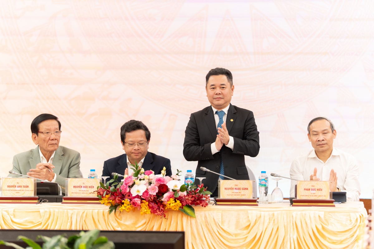 Theo Phó Thống đốc Nguyễn Ngọc Cảnh, các tổ chức tín dụng luôn đồng hành, bứt phá, đóng góp vào sự phát triển mạnh mẽ của cộng đồng doanh nghiệp, tập đoàn kinh tế nói riêng và tăng trưởng kinh tế nói chung