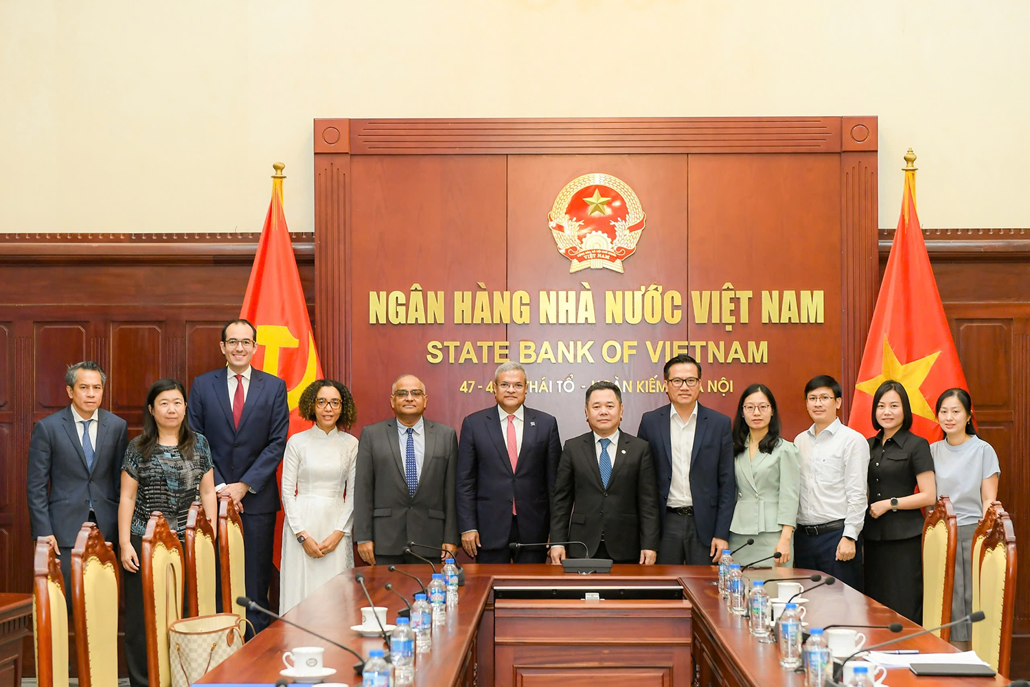 Phó Thống đốc NHNN Nguyễn Ngọc Cảnh chụp ảnh lưu niệm cùng đoàn công tác