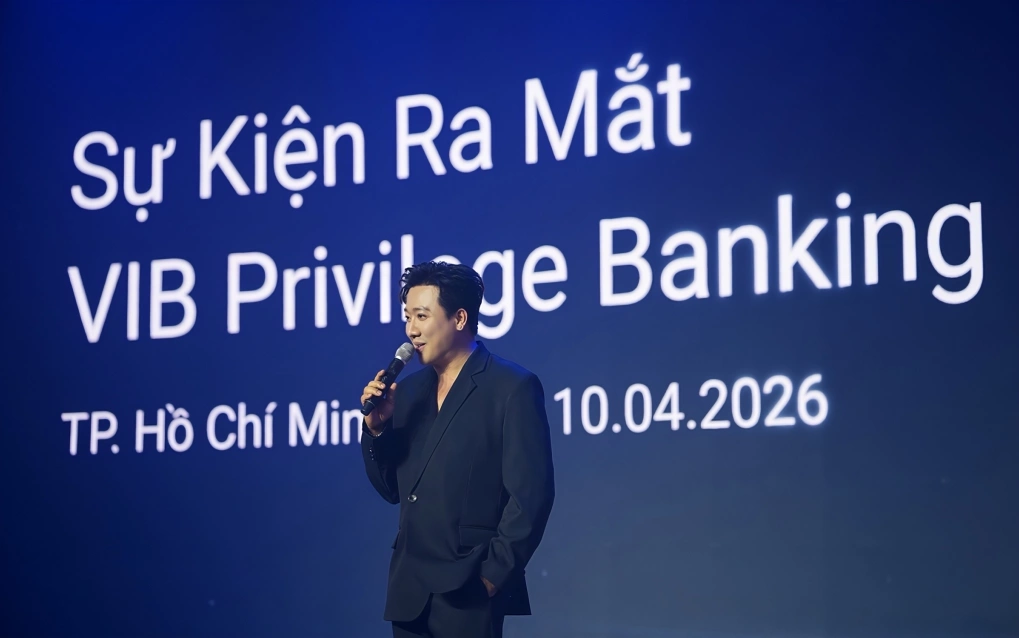 Trấn Thành chia sẻ tại sự kiện trải nghiệm "Aurora - không gian nghệ thuật ánh sáng tương tác" ra mắt VIB Privilege Banking. Ảnh: VIB