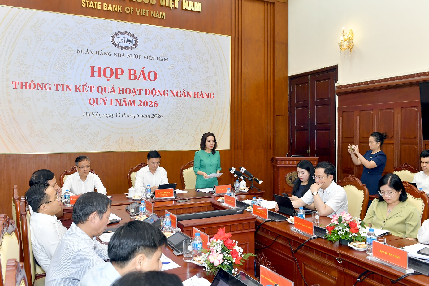 Bà Hà Thu Giang – Vụ trưởng Vụ Tín dụng các ngành kinh tế trả lời tại Họp báo