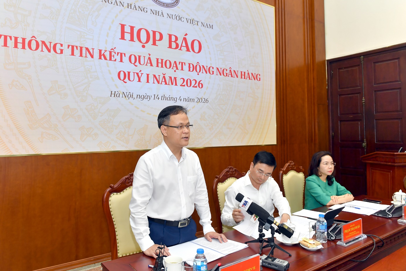 Ông Phạm Chí Quang – Vụ trưởng Vụ Chính sách tiền tệ trả lời tại Họp báo