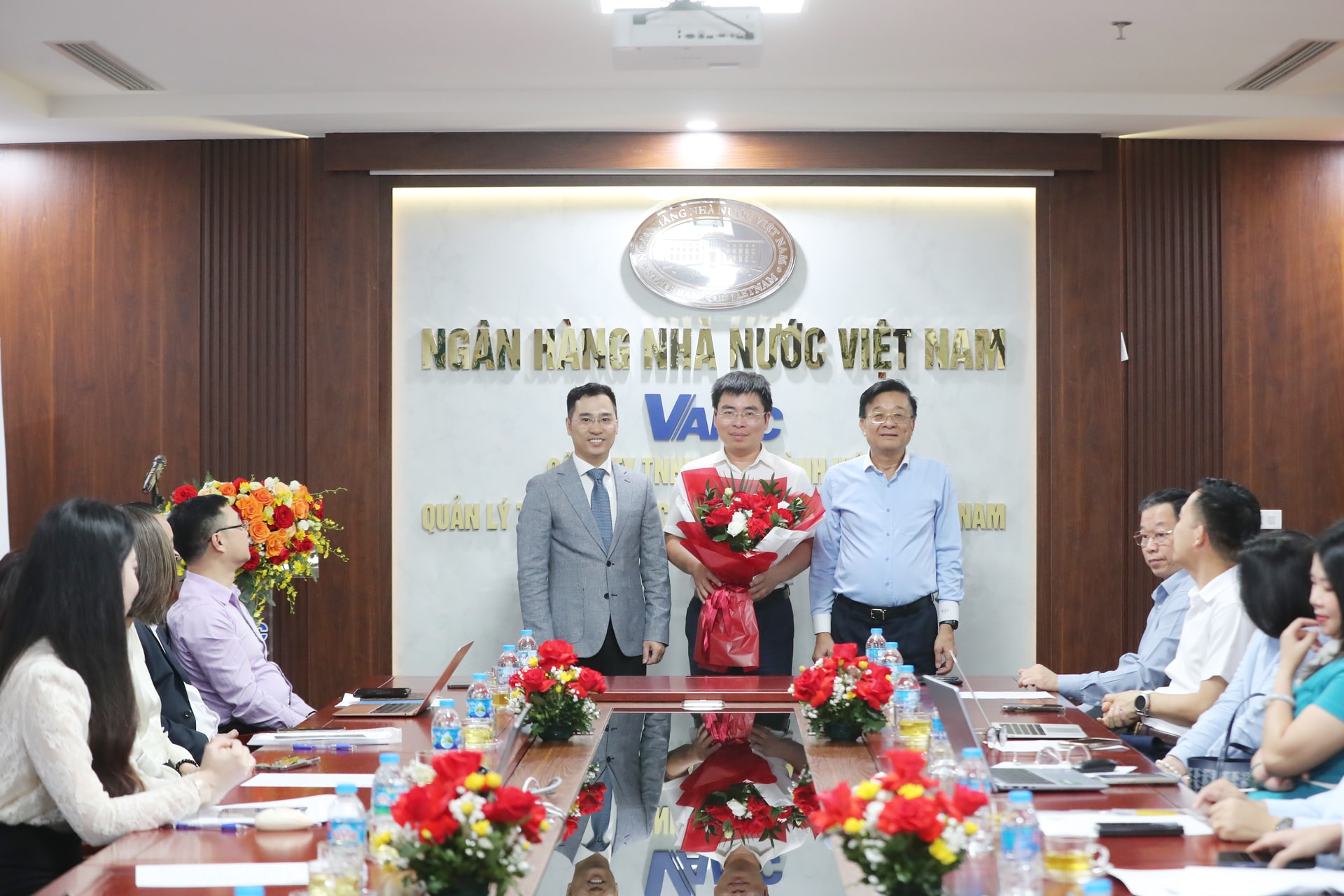 Phó Chủ tịch kiêm Tổng Thư ký Hiệp hội Ngân hàng Việt Nam Nguyễn Quốc Hùng và Chủ nhiệm Câu lạc bộ Xử lý nợ Trần Trung Dũng tặng hoa tri ân nguyên Chủ nhiệm Câu lạc bộ, ông Đỗ Giang Nam. Ảnh: Huy Hoàng