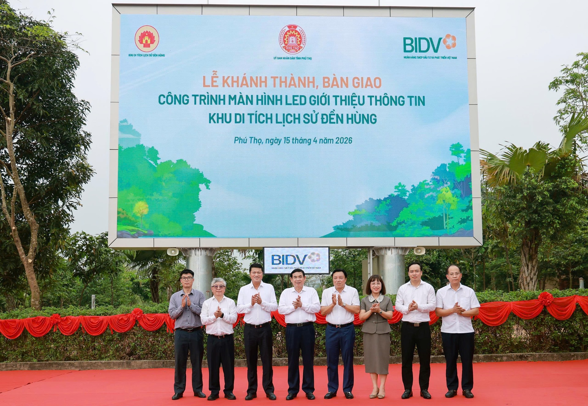Phó Chủ tịch UBND tỉnh Phú Thọ Nguyễn Huy Ngọc, Chủ tịch HĐQT BIDV Phan Đức Tú và các đại biểu thực hiện nghi thức bàn giao công trình màn hình LED giới thiệu thông tin Khu di tích lịch sử Đền Hùng.