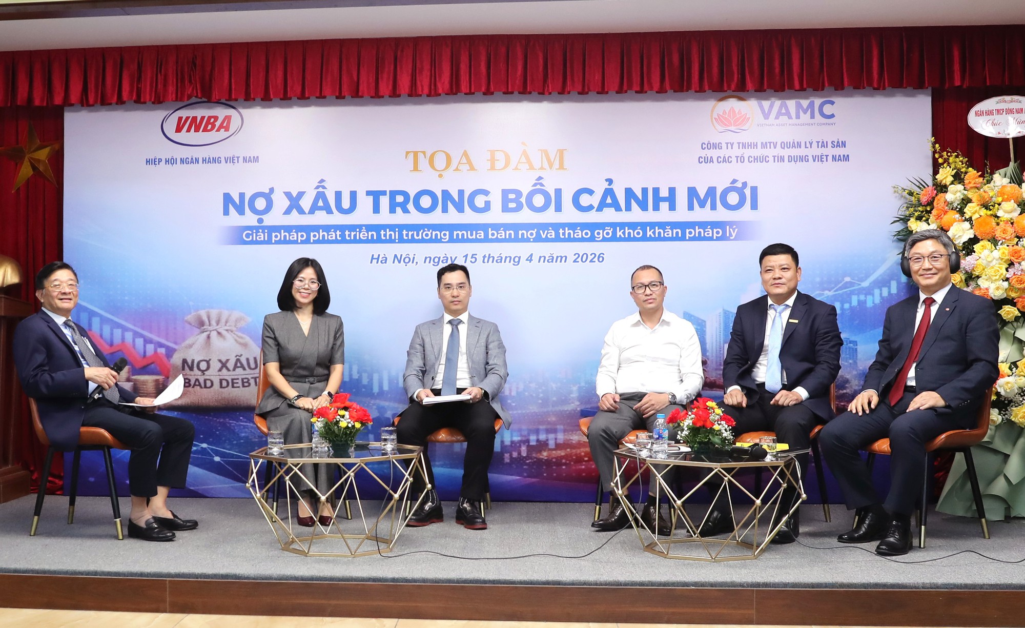 Đại diện các chuyên gia, lãnh đạo các đơn vị trao đổi tại phiên thỏa luận trong khuôn khổ tọa đàm "Nợ xấu trong bối cảnh mới"