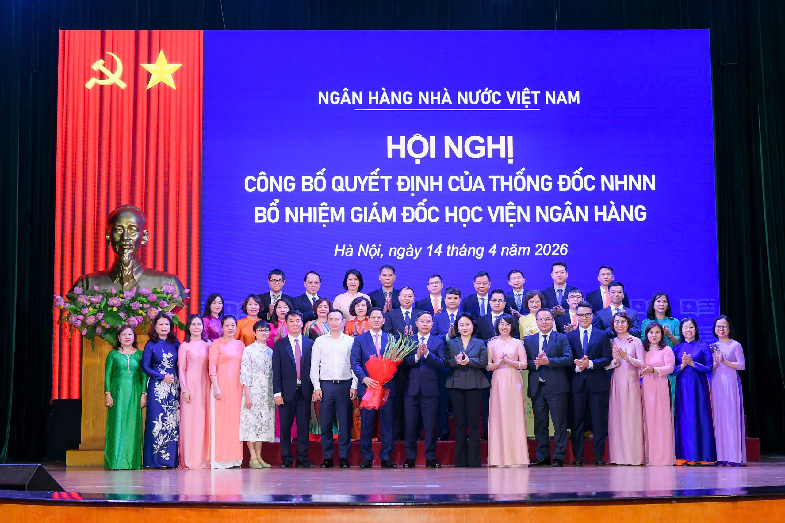 Thống đốc Phạm Đức Ấn chụp ảnh lưu niệm cùng Ban Giám đốc và các cán bộ chủ chốt của HVNH