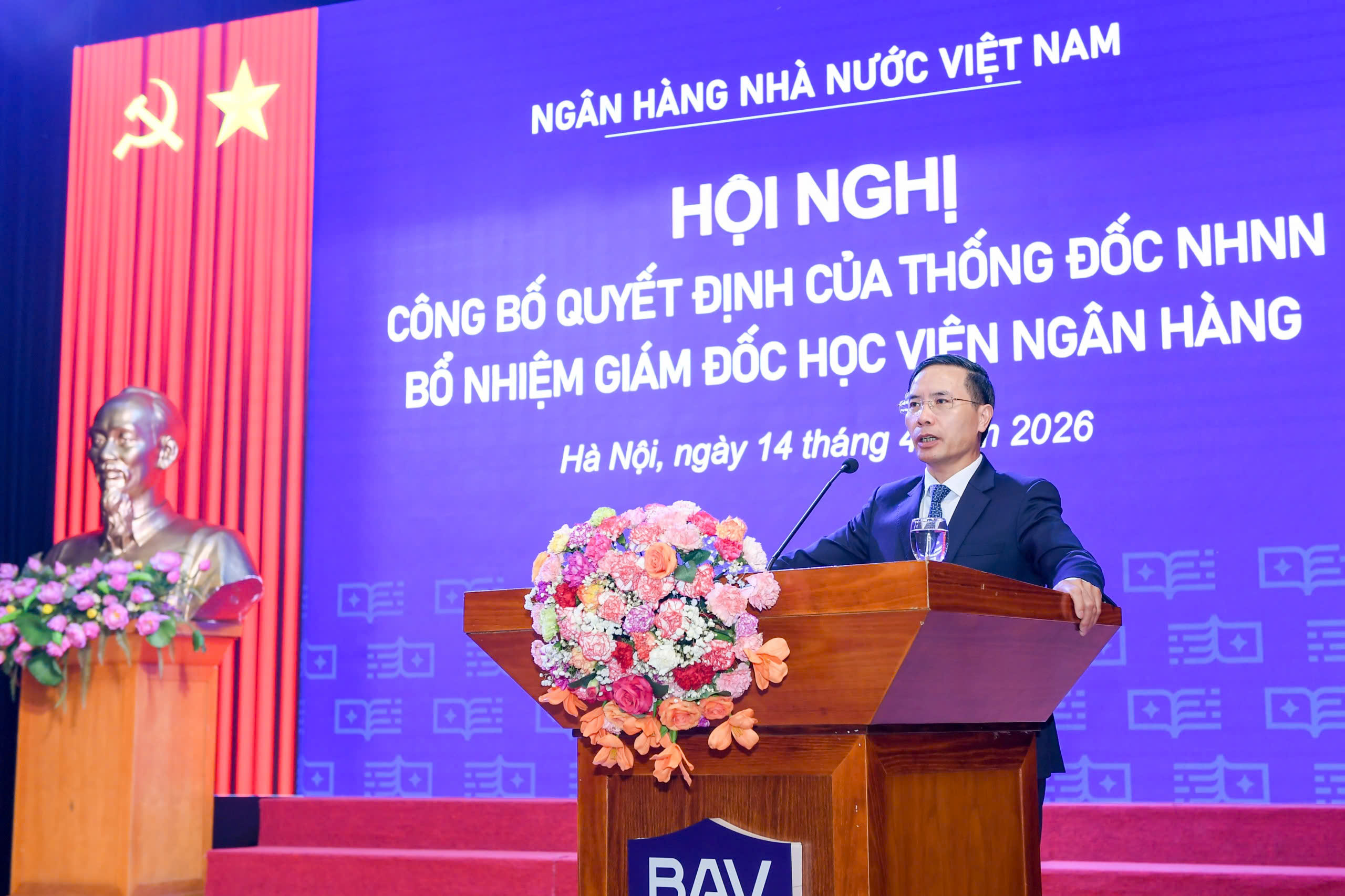 Thống đốc Phạm Đức Ấn phát biểu chúc mừng và giao nhiệm vụ cho PGS.TS Bùi Hữu Toàn