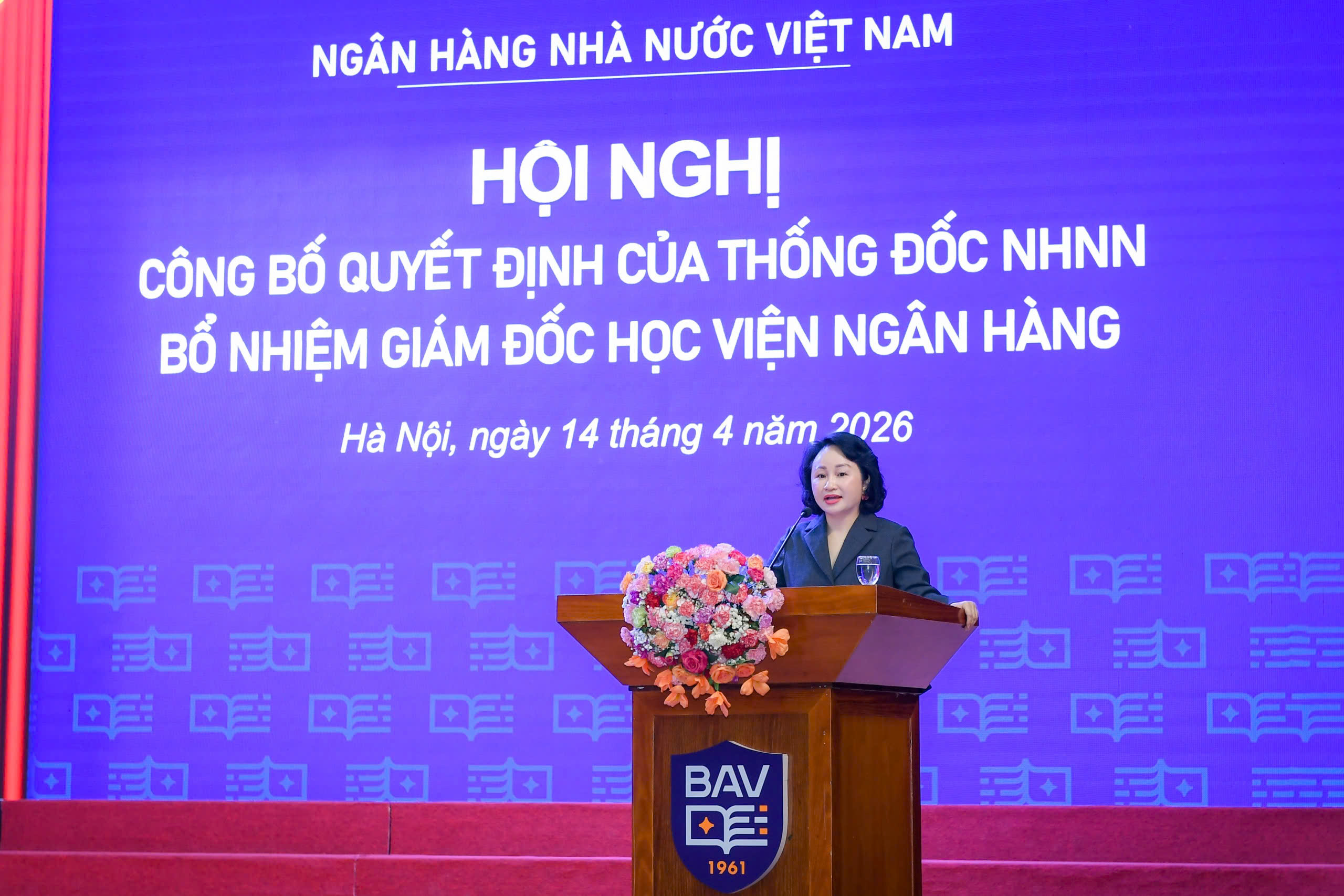Đồng chí Trần Thu Huyền - Ủy viên Ban Thường vụ Đảng ủy, Vụ trưởng Vụ Tổ chức cán bộ công bố Quyết định của Thống đốc NHNN về việc bổ nhiệm PGS.TS Bùi Hữu Toàn
