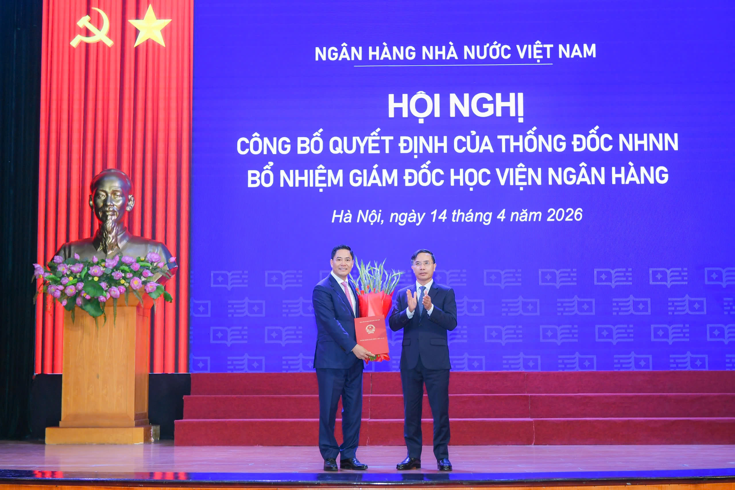 Thống đốc NHNN Phạm Đức Ấn trao quyết định bổ nhiệm cho PGS.TS Bùi Hữu Toàn