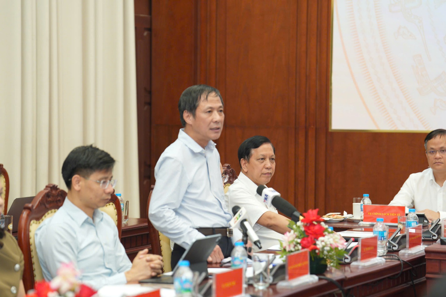 Ông Lê Văn Tuyên – Phó Vụ trưởng Vụ Thanh toán trả lời tại Họp báo