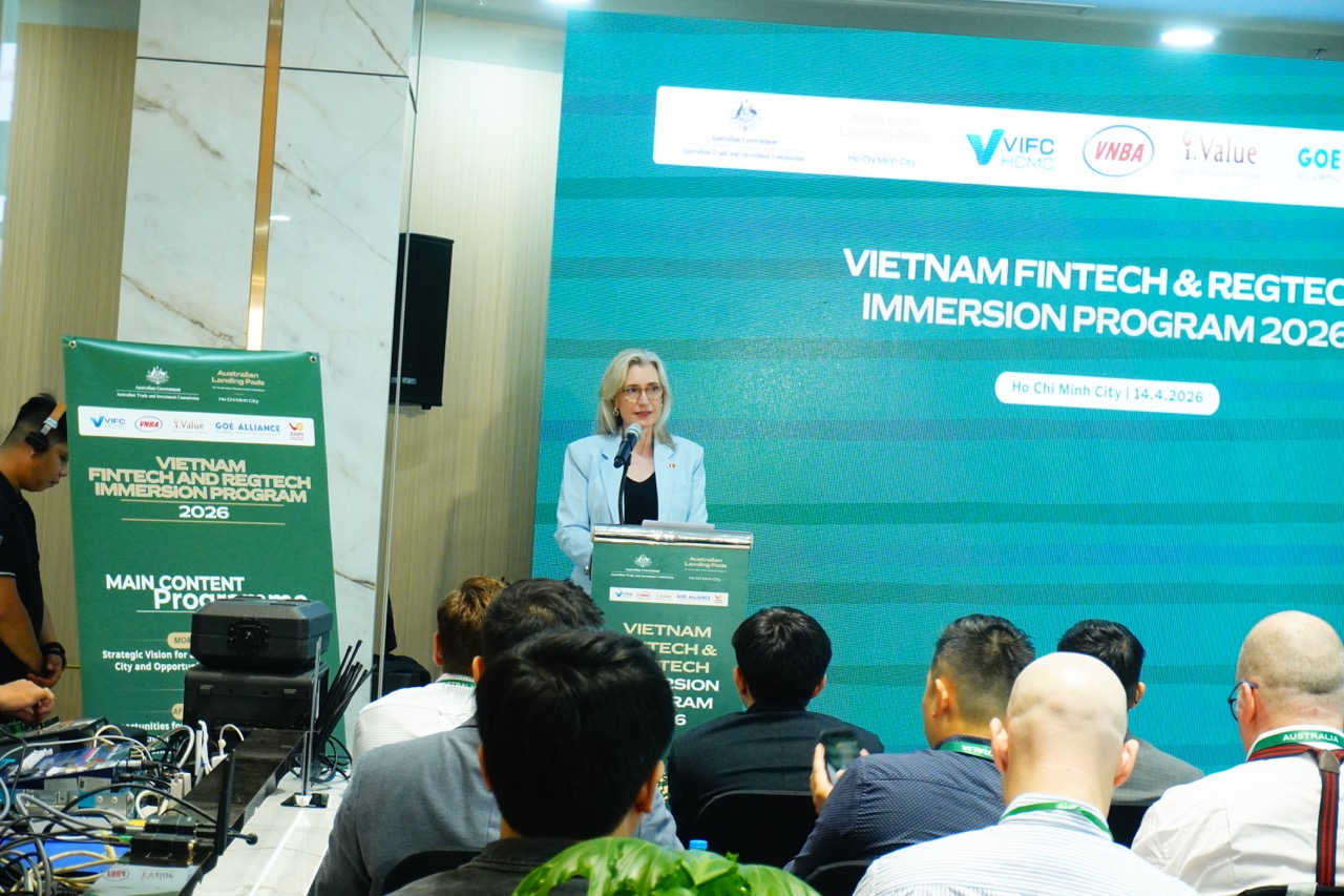 Bà Emma McDonald, Tham tán Thương mại và Đầu tư Cấp cao Chính phủ Australia tại Việt Nam và Campuchia chia sẻ tại chương trình giao lưu.