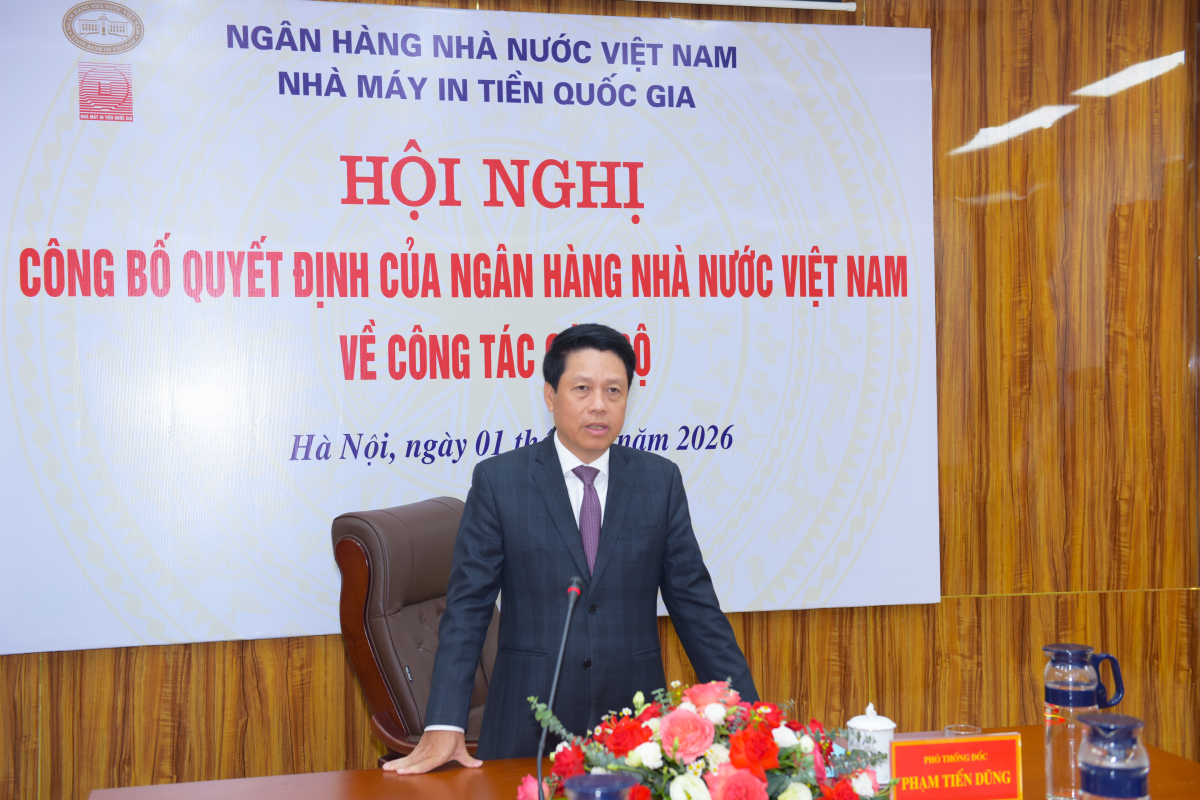 Phó Thống đốc NHNN Phạm Tiến Dũng thay mặt Ban Thường vụ và Ban lãnh đạo chúc mừng ông Đỗ Giang Nam được tin tưởng giao nhiệm vụ mới