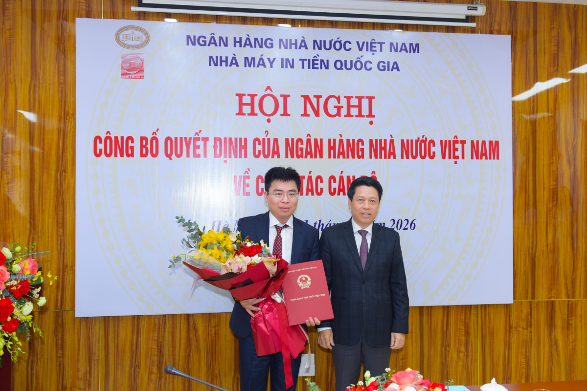 Phó Thống đốc NHNN Phạm Tiến Dũng trao quyết định cho ông Đỗ Giang Nam