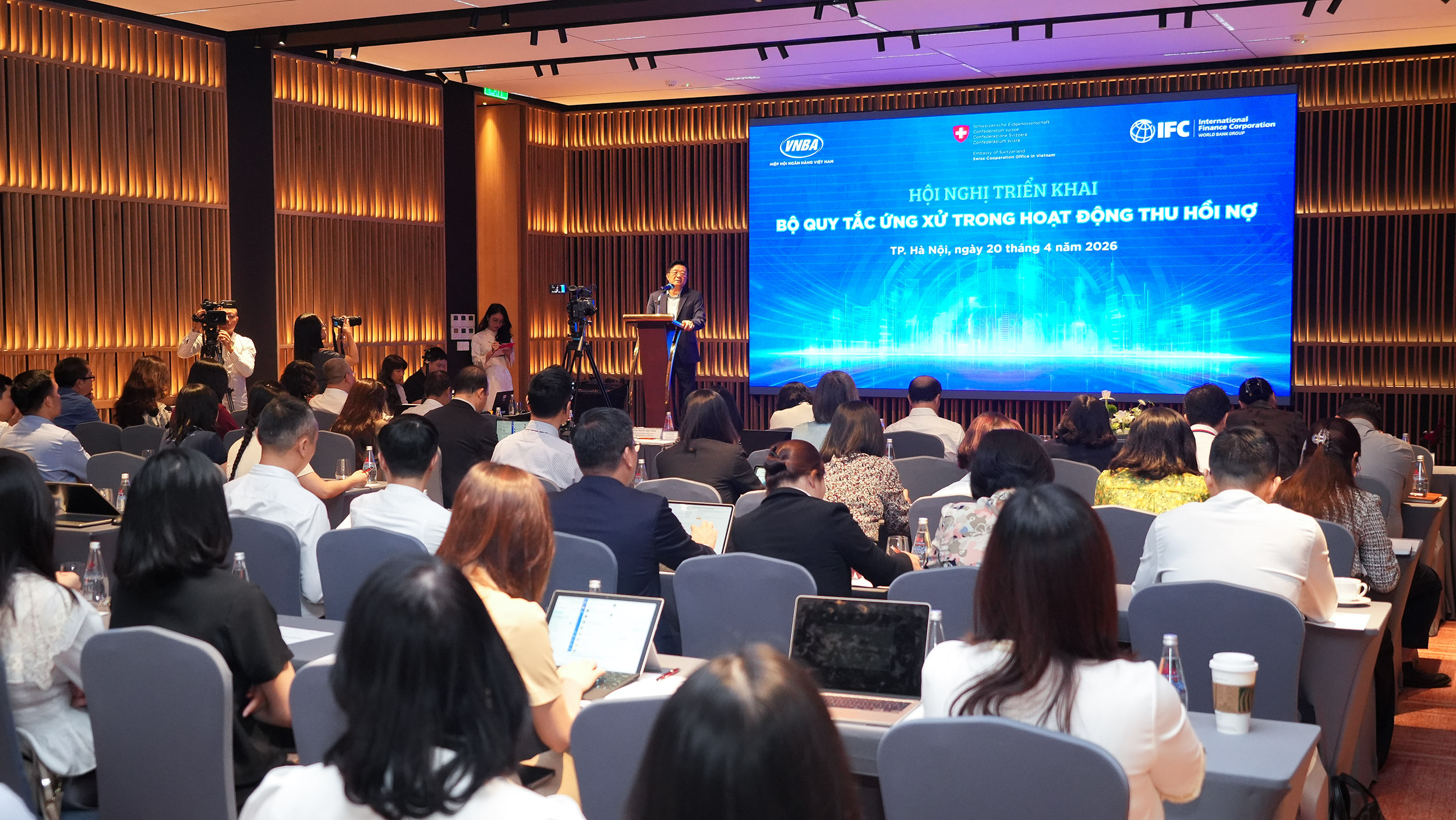 Quang cảnh hội nghị triển khai Bộ Quy tắc ứng xử trong hoạt động thu hồi nợ